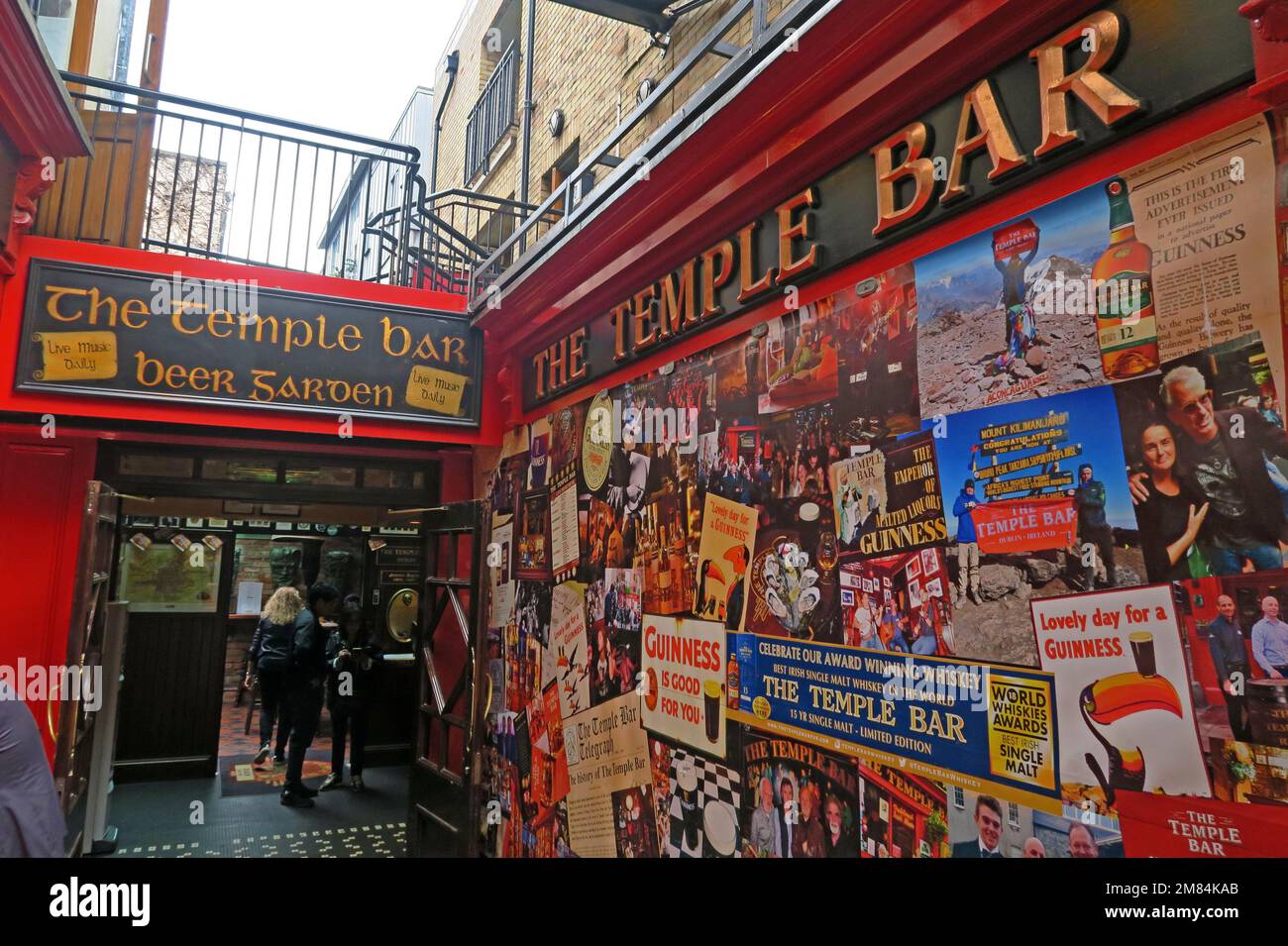 The Temple Bar Eingang zum Biergarten, Dublin, Est 1840, 47-48 Temple Bar, Dublin 2, D02 N725, Irland Stockfoto