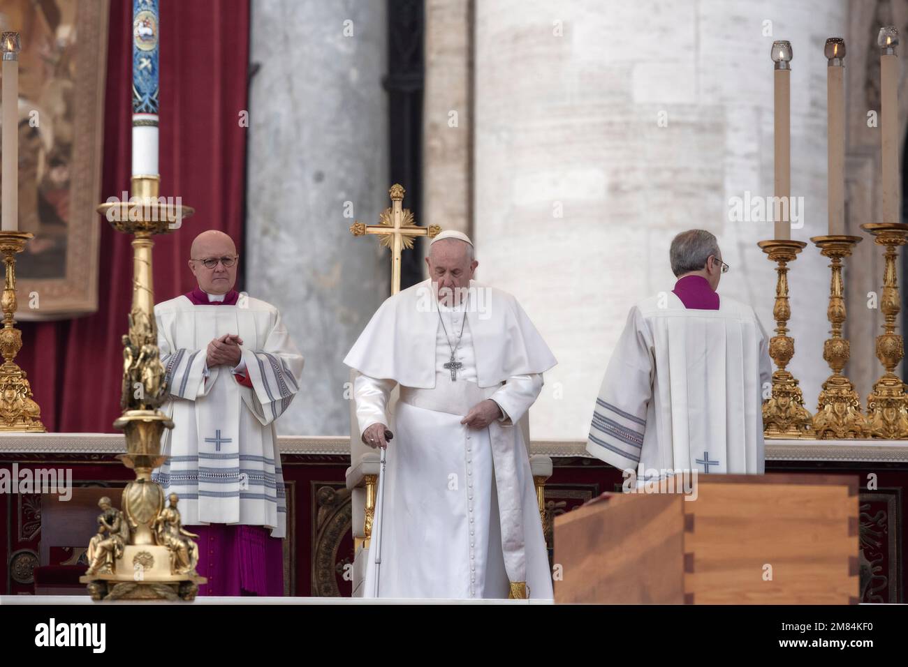 Papst Franziskus feiert die Trauermesse für Papst Emeritus Benedict XVI. In St. Petersplatz im Vatikan Stockfoto