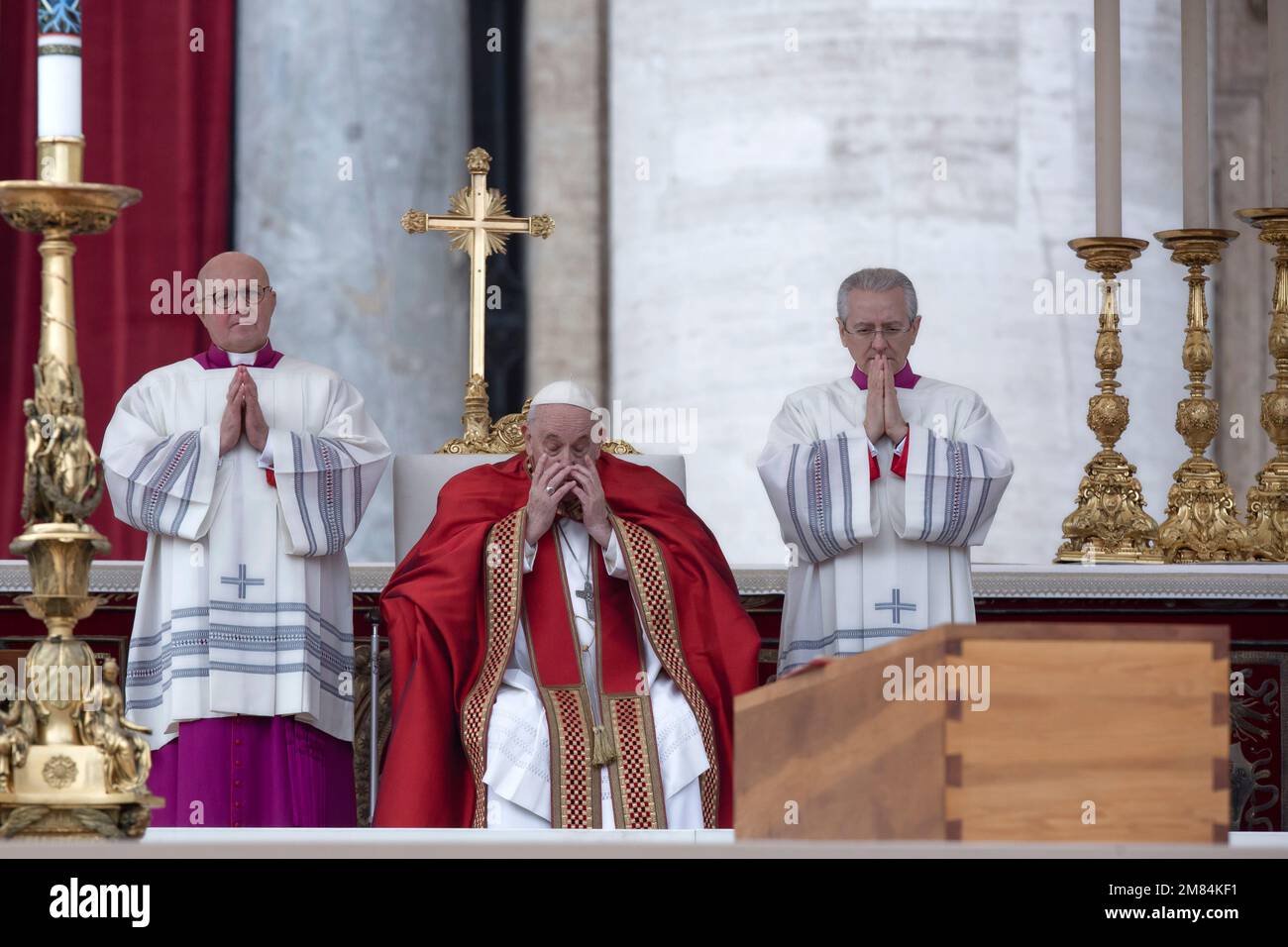 Papst Franziskus feiert die Trauermesse für Papst Emeritus Benedict XVI. In St. Petersplatz im Vatikan Stockfoto