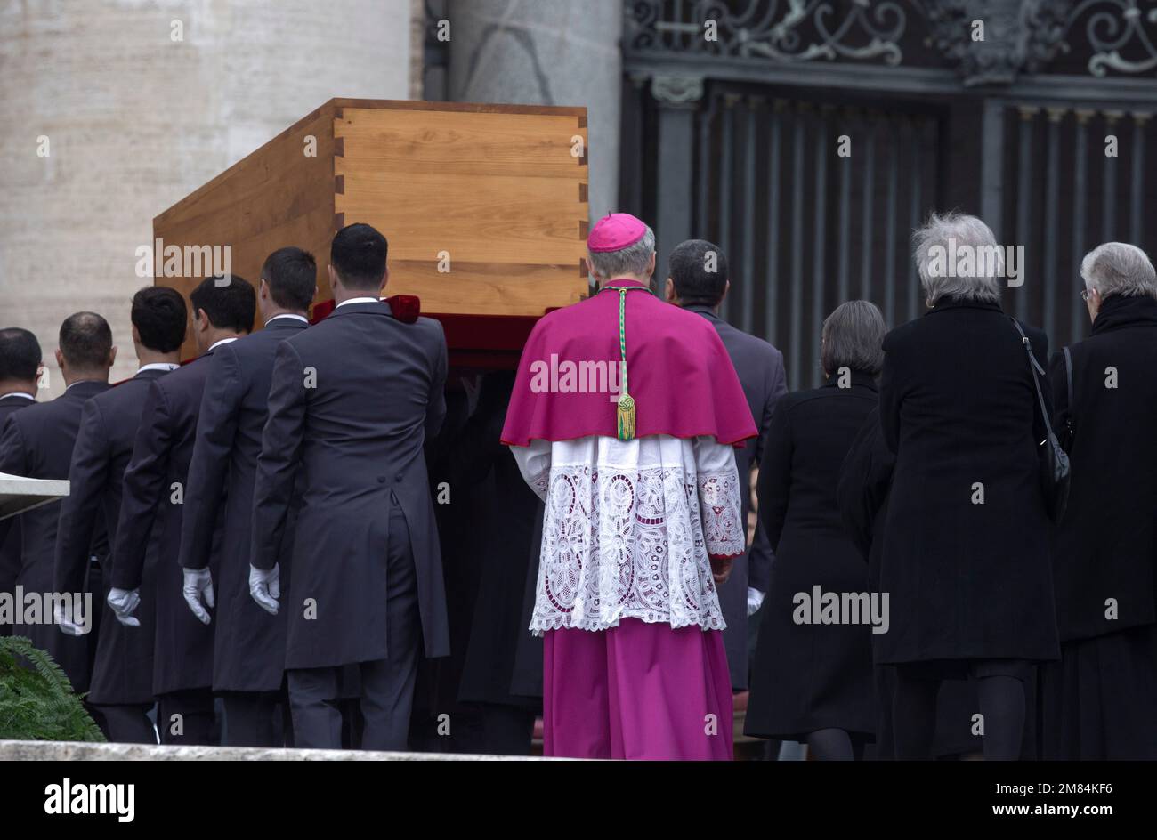 Monsignor Georg Gaenswein nimmt an der Bestattungsmesse für Papst Emeritus Benedict XVI Teil, die von Papst Franziskus in St. gefeiert wird Petersplatz Stockfoto