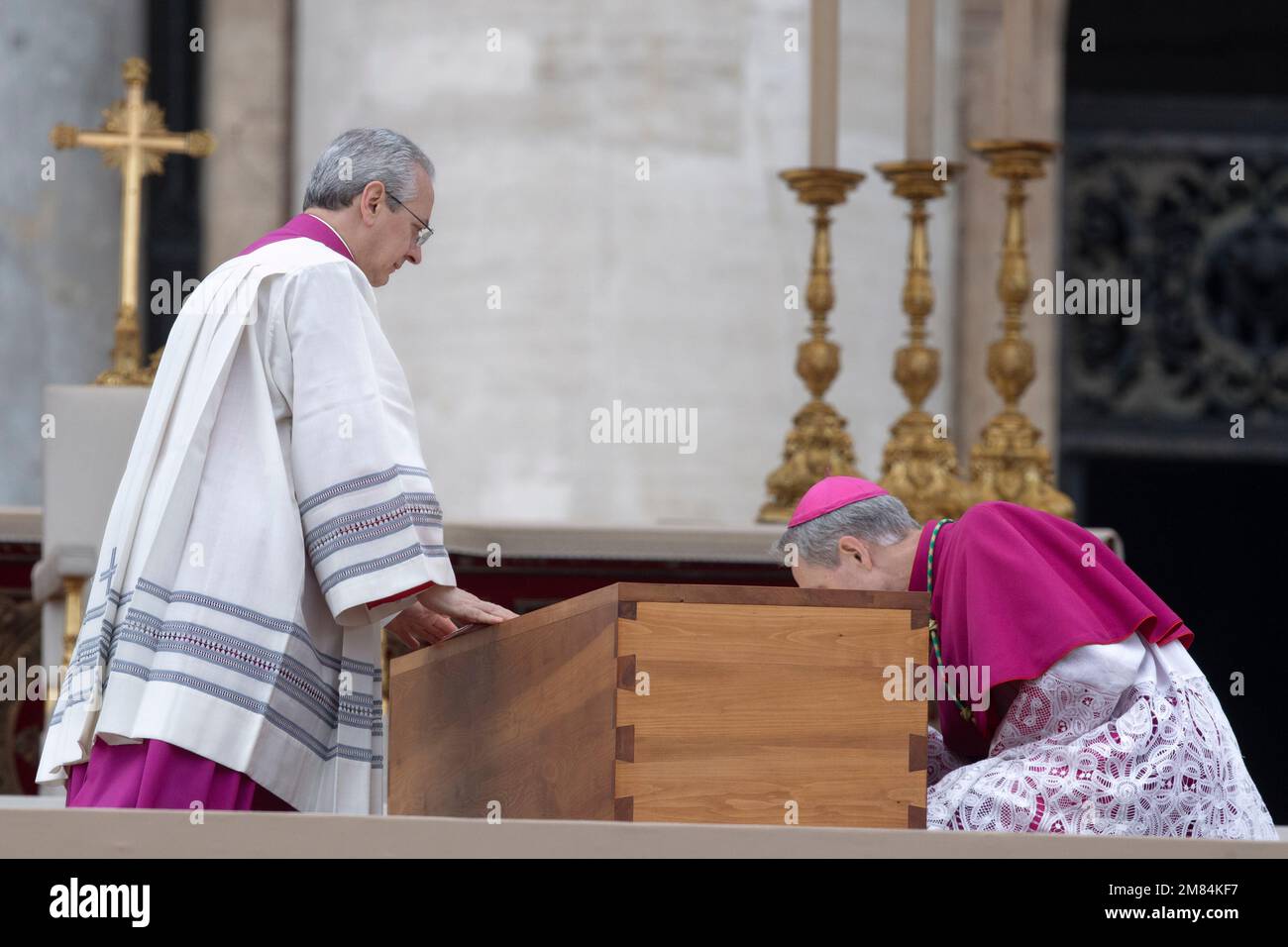 Monsignor Georg Gaenswein nimmt an der Bestattungsmesse für Papst Emeritus Benedict XVI Teil, die von Papst Franziskus in St. gefeiert wird Petersplatz Stockfoto