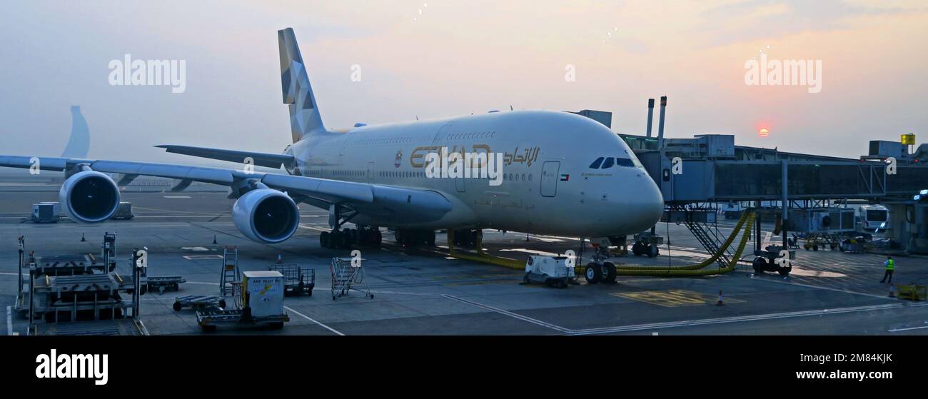 Betankung von Etihad A380-800 am Flughafen Abu-Dhabi, VAE, Naher Osten Stockfoto