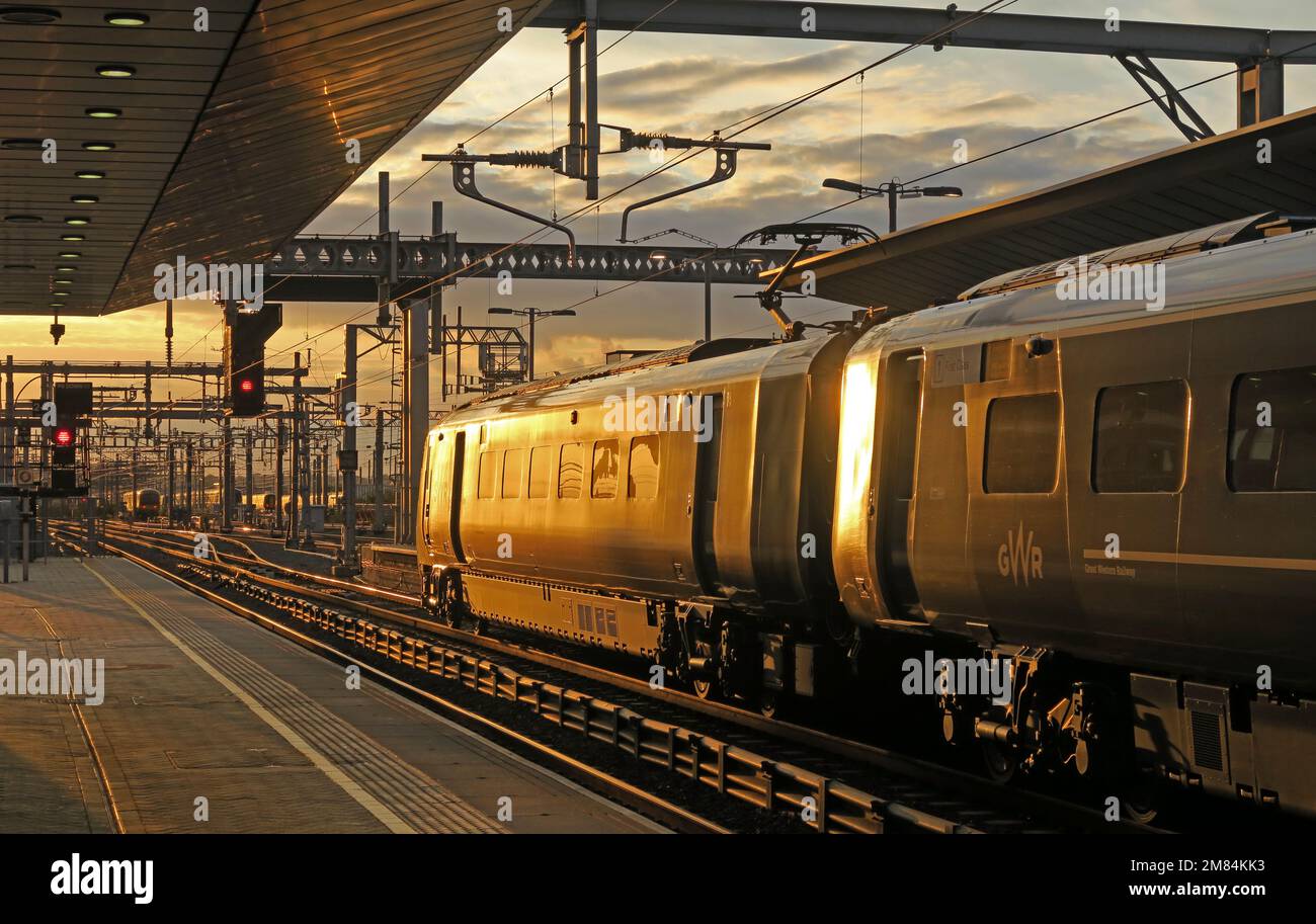 GWR Electric EMU Electric Multiple Unit, am Bahnhof Tamworth, Staffordshire, West Midlands, England, Großbritannien, B79 7JT Stockfoto