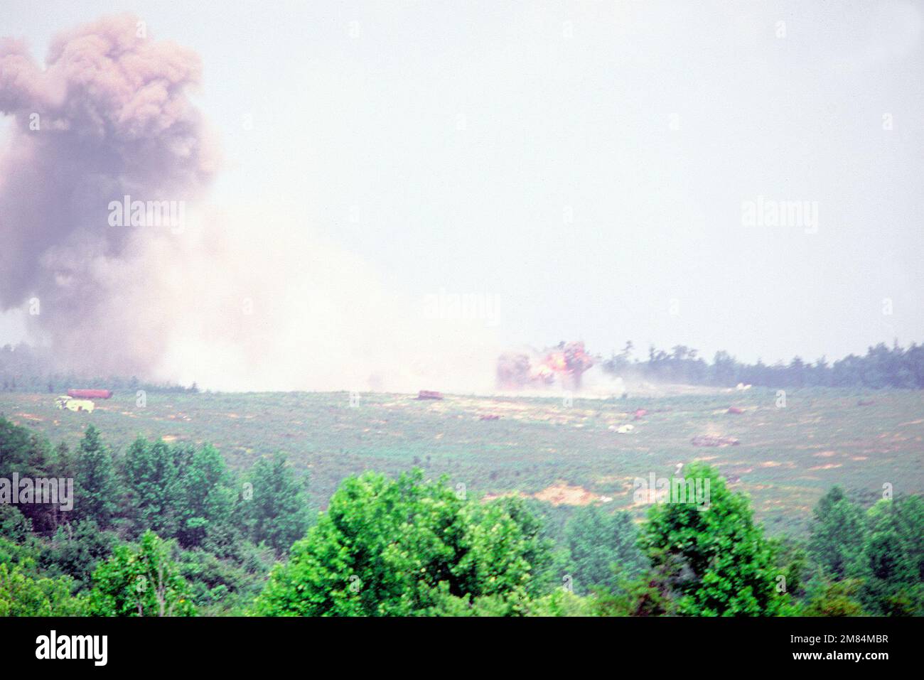 Eine Explosion einer Munition, die von einem Marine-AV-8A-Harrier-Flugzeug während einer Übung abgeworfen wurde. Basis: Marinestützpunkt, Camp Lejeune Bundesstaat: North Carolina (NC) Land: Vereinigte Staaten von Amerika (USA) Stockfoto