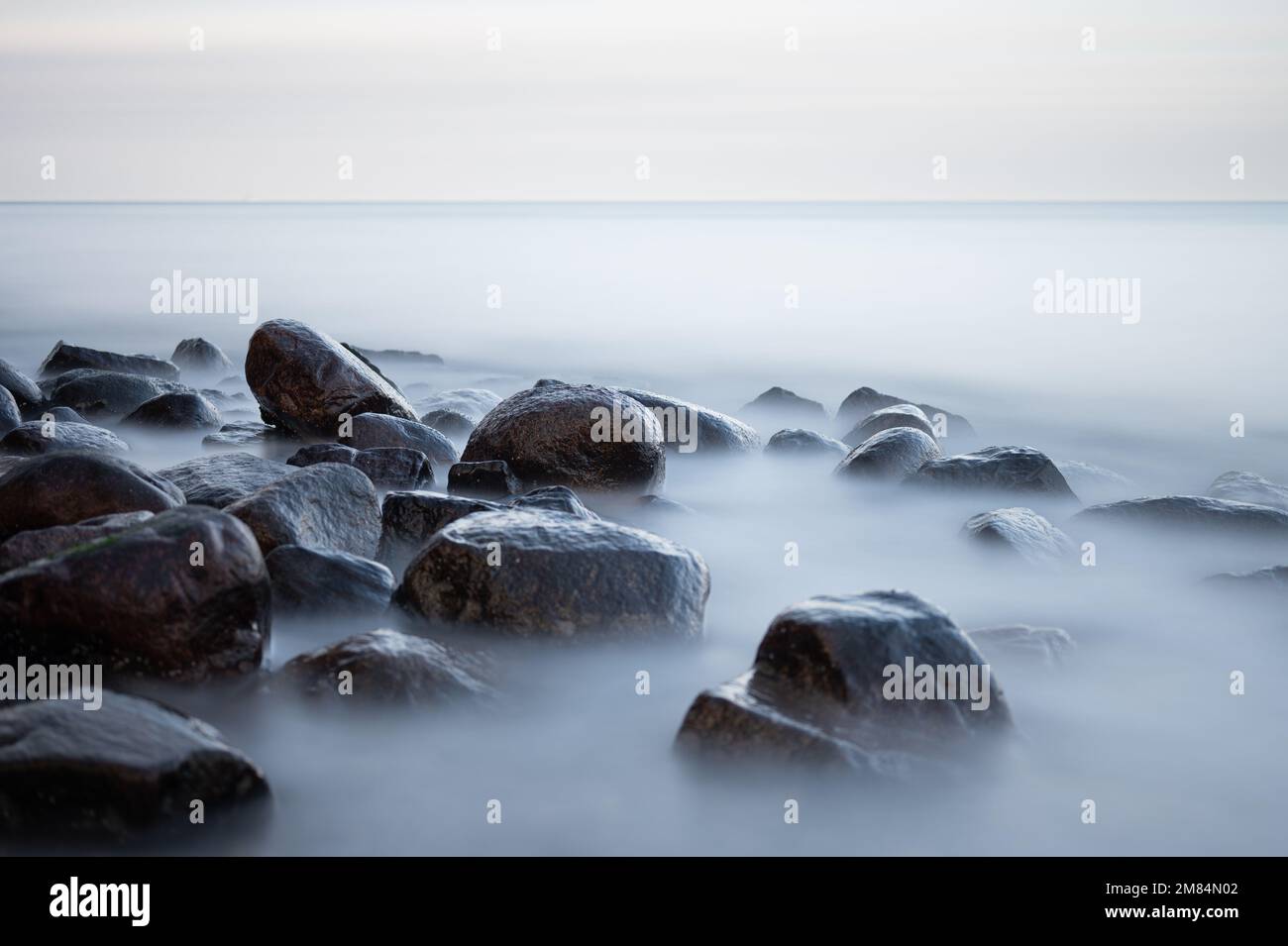 Strand von Heiligendamm, Steine im Wasser Stockfoto
