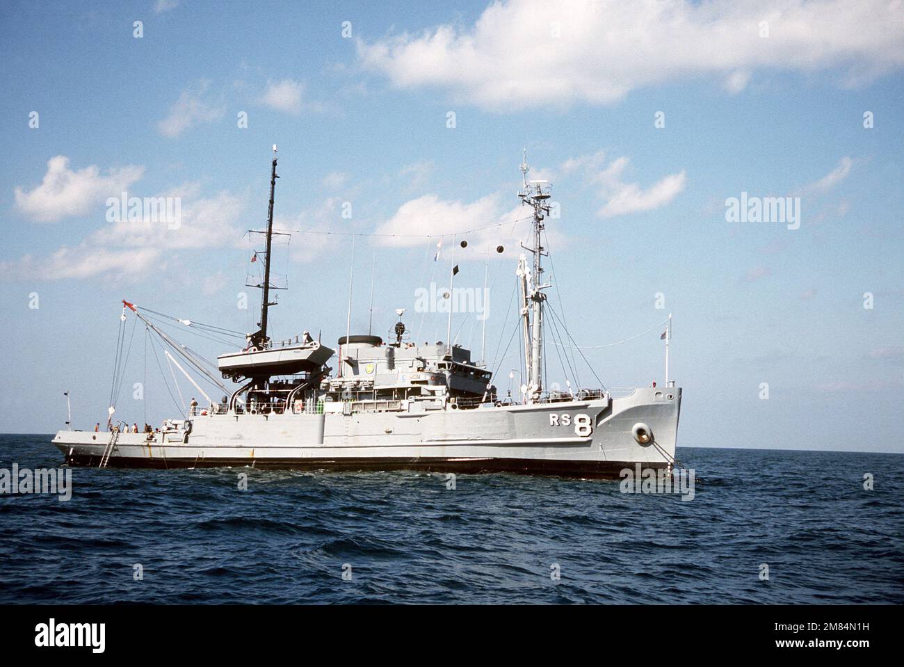 Steuerbord-Bugansicht des Bergungsschiffs USS-SCHUTZVORRICHTUNG (ARS-8) während der Bergungsarbeiten für das Space Shuttle Challenger. Land: Atlantik (AOC) Stockfoto