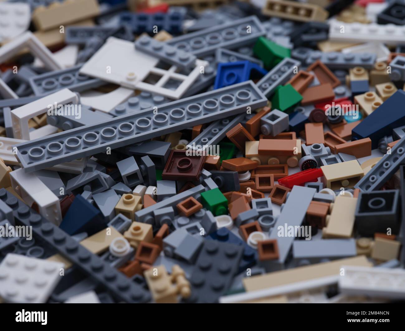 Tambov, Russische Föderation - 03. Januar 2023 Ein Haufen Legostücke. Schließen. Stockfoto