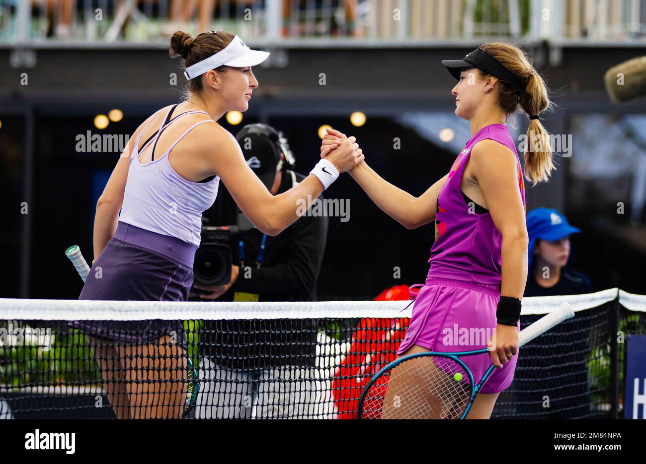 Belinda Bencic aus der Schweiz und Anna Kalinskaya aus Russland während der zweiten Runde des 2023. Adelaide International 2, WTA 500 Tennis Turnier am 11. Januar 2023 in Adelaide, Australien - Foto: Rob Prange/DPPI/LiveMedia Stockfoto
