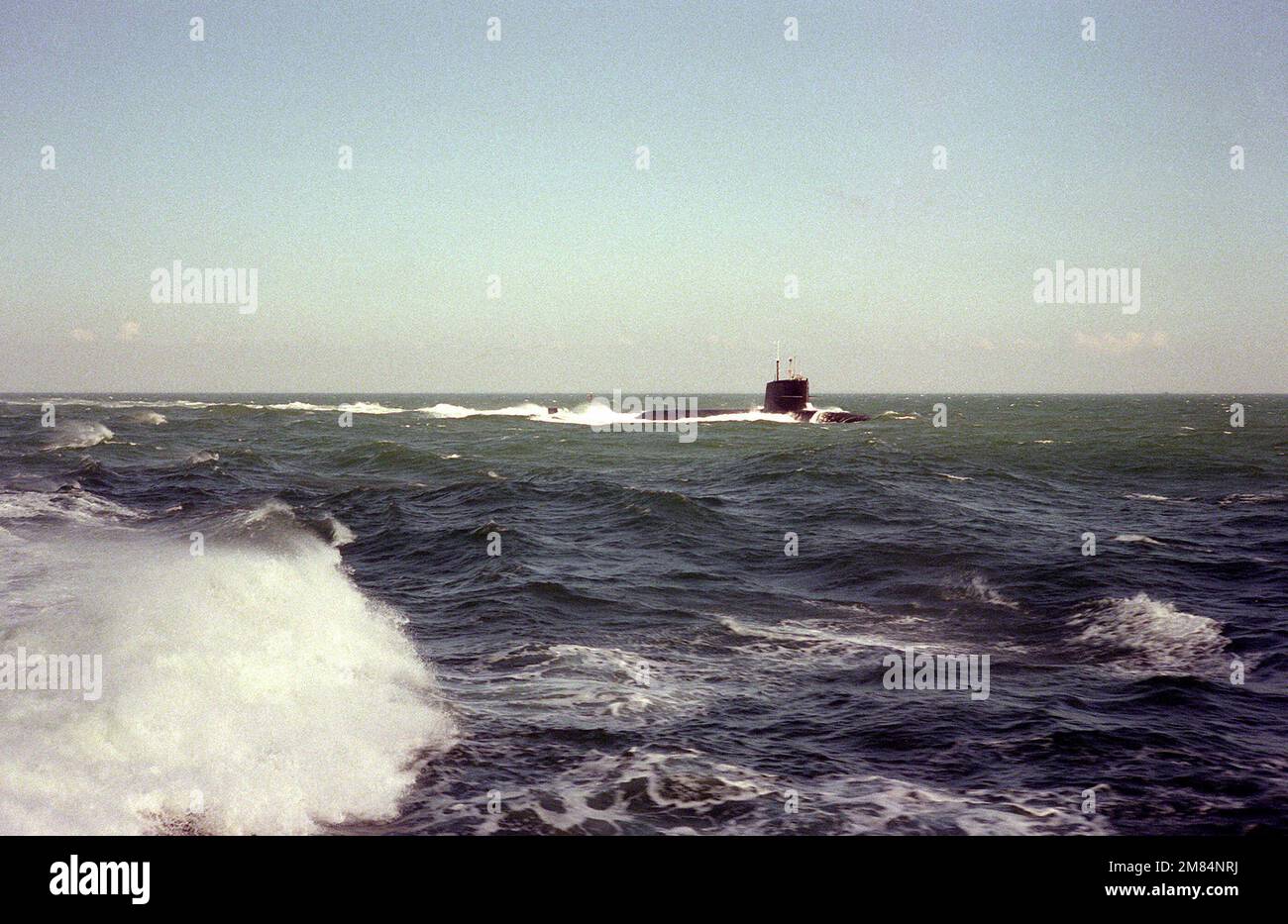 Steuerbord-Bugblick auf das nuklearbetriebene U-Boot USS TECUMSEH (SSBN-628) östlich von Charleston, S.C. Land: Atlantik (AOC) Stockfoto