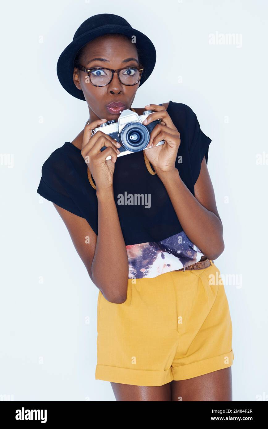 Spaß mit Vintage-Kameras. Eine junge Frau, die ein Foto von Ihnen gemacht hat. Stockfoto Spaß mit Vintage-Kameras. Eine junge Frau, die ein Foto von Ihnen gemacht hat. Stockfoto