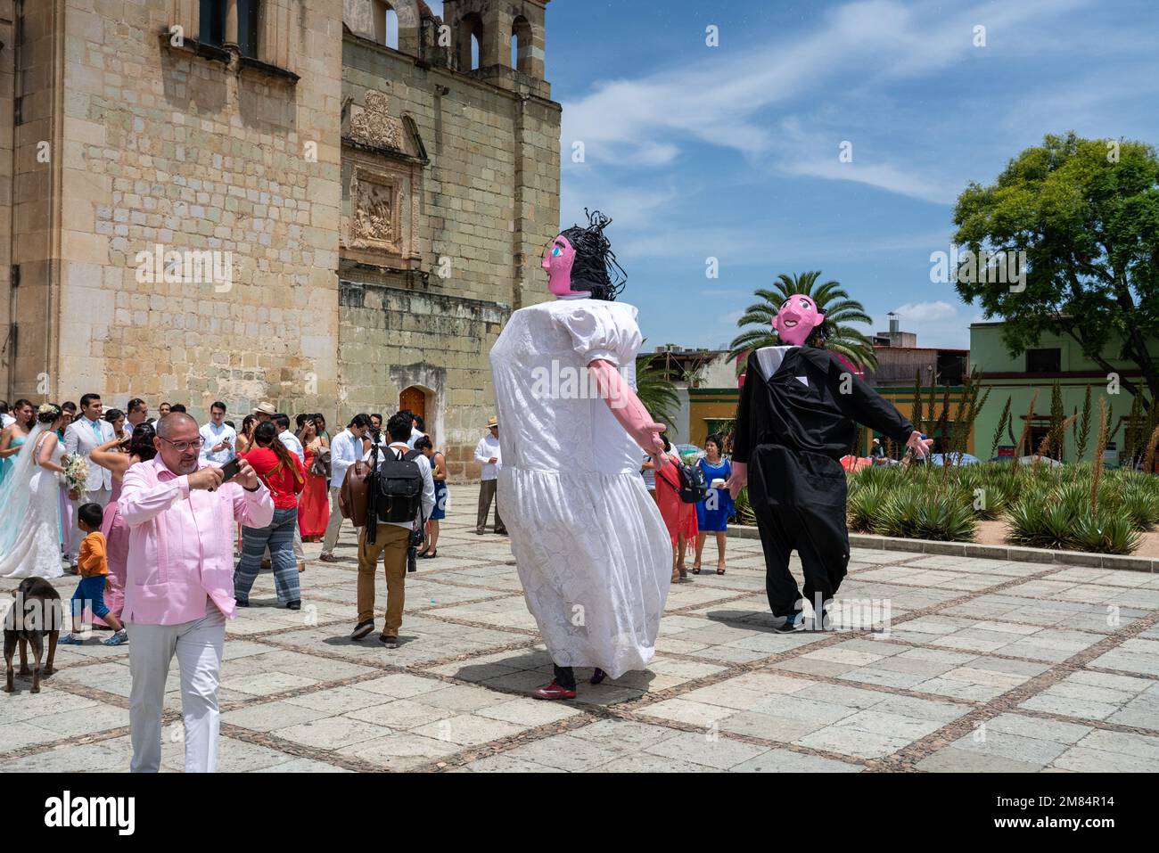 Riesige Braut- und Bräutigam-Puppen tanzen vor einer Hochzeitsfeier in der Santo Domingo Kirche in Oaxaca, Mexiko. Diese Puppen, die Monos de calend genannt werden Stockfoto