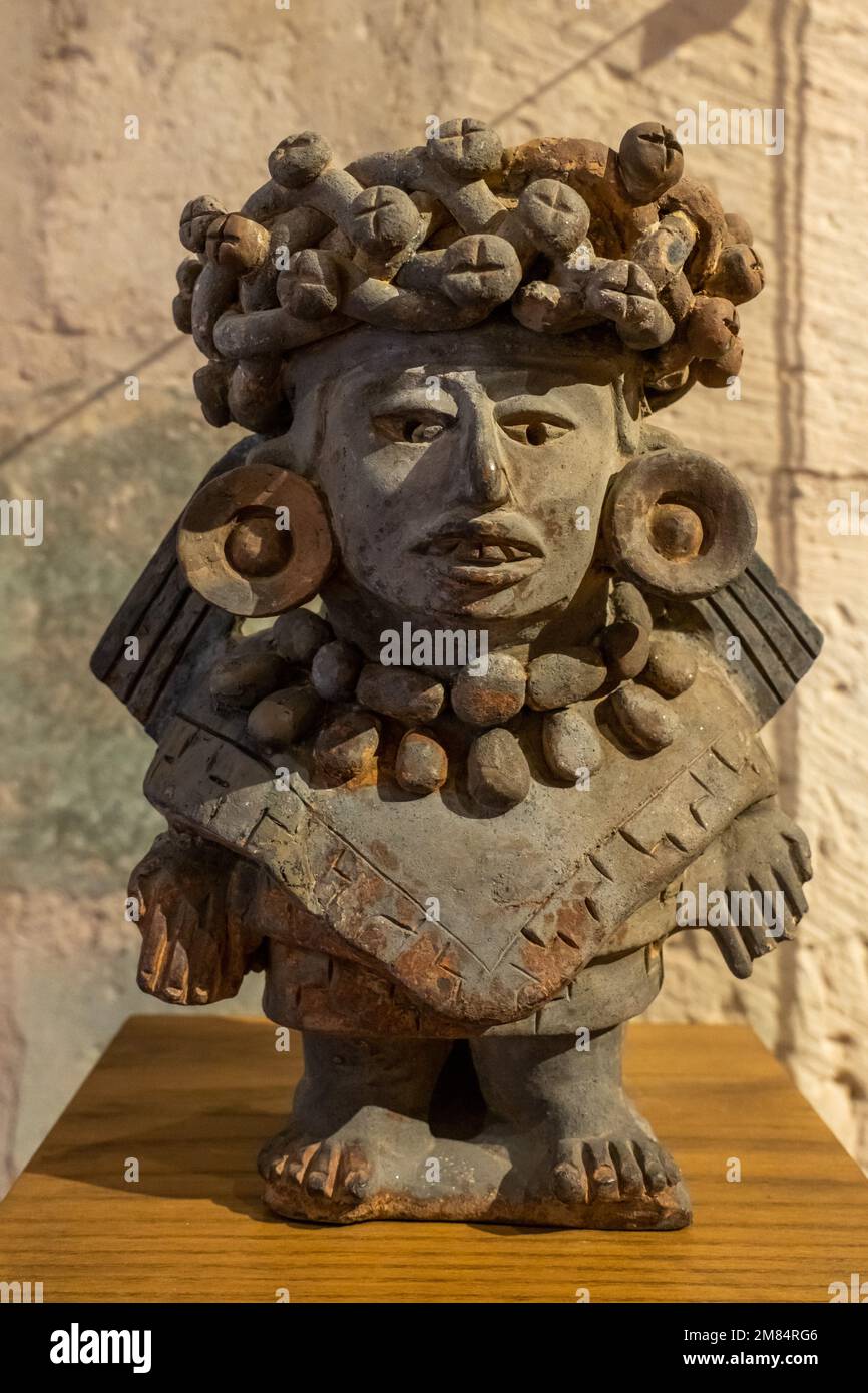 Vorhispanische Keramik-Zapotec-Bestattungsurne einer weiblichen Gottheit namens 13 Schlange. Museum of Oaxacan Culture, Oaxaca, Mexiko. Beachte ihre aufwendige braide Stockfoto