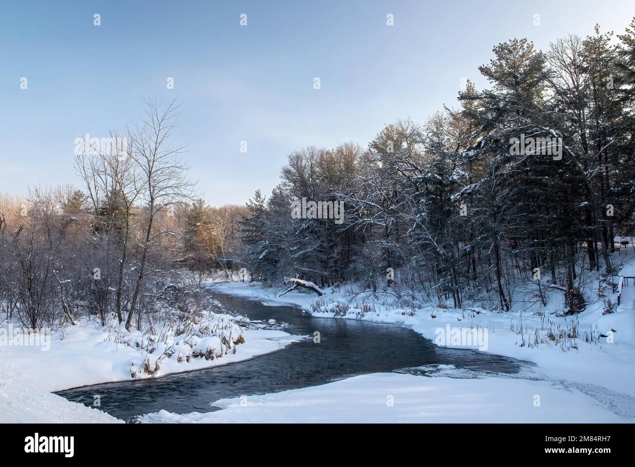 Hübsche Landschaft mit Bäumen und Bächen der Balsam Branch, die durch das Zentrum von Polk County fließt, an der D. D. Kennedy Mill Ave. In Amery, Wisconsin, USA Stockfoto
