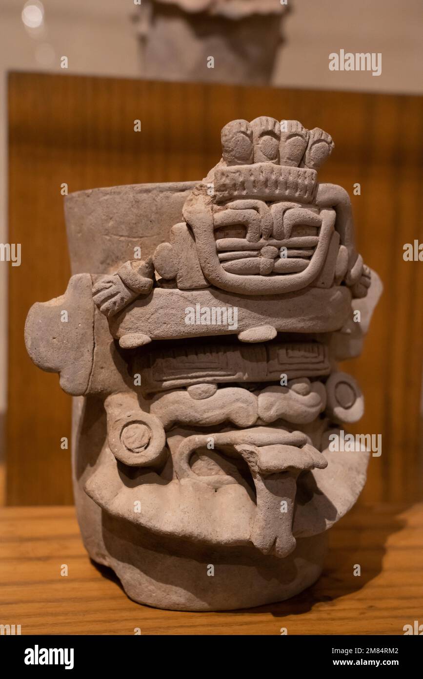 Keramik-Graburne in Form von Cocijo, dem Zapotekischen gott des Blitzes. Museum of Oaxacan Culture, Oaxaca, Mexiko. Stockfoto