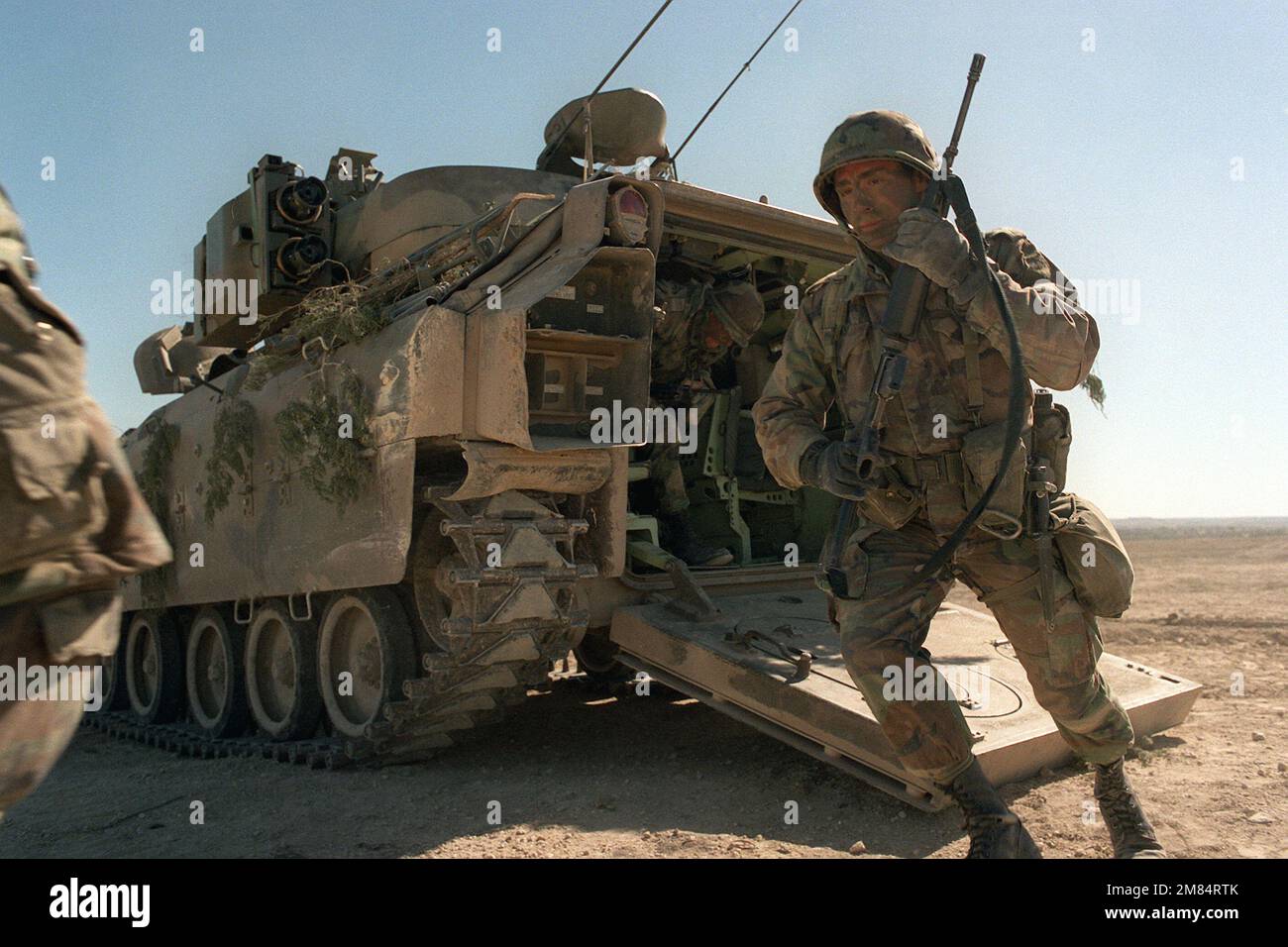 Infanteristen der 2. Milliarden, 41. Inf., 2. Panzerdiv. Verlassen ein Infanterie-Kampffahrzeug M-2 Bradley während einer Demonstration eines Cope Mound Trainingsgeländes. Basis: Fort Hood Bundesstaat: Texas (TX) Land: Vereinigte Staaten von Amerika (USA) Stockfoto