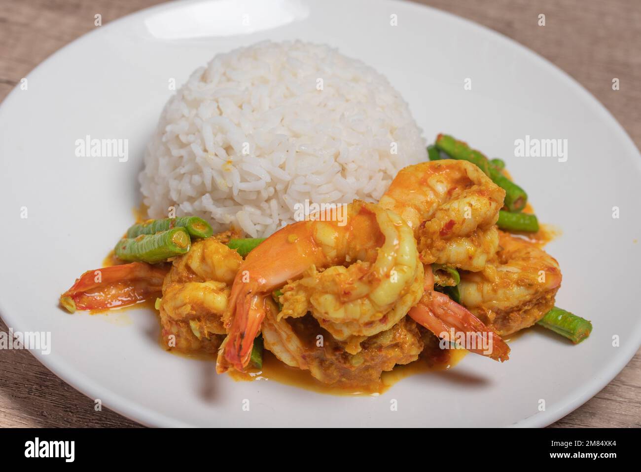 Gebratene Garnelen-Curry-Paste mit langen Bohnen Stockfoto