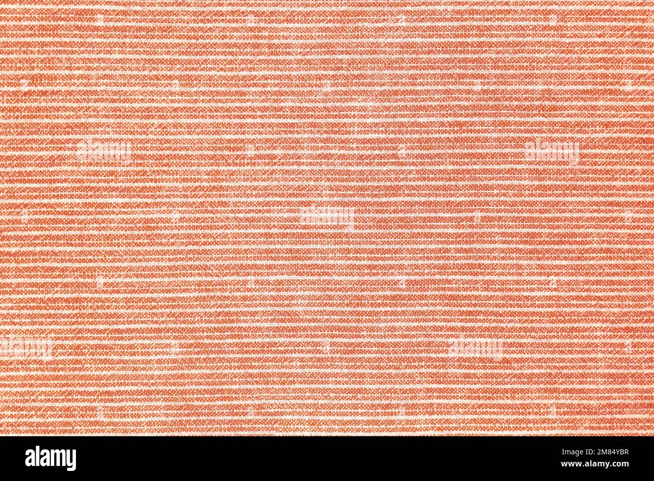 Natürliche Leinenstruktur als Hintergrund. Baumwollstoff mit orangefarbenem und weißem Streifenmuster, Nahaufnahme der Struktur, Oberteile, flach liegend. Hintergrund, Wallpap Stockfoto