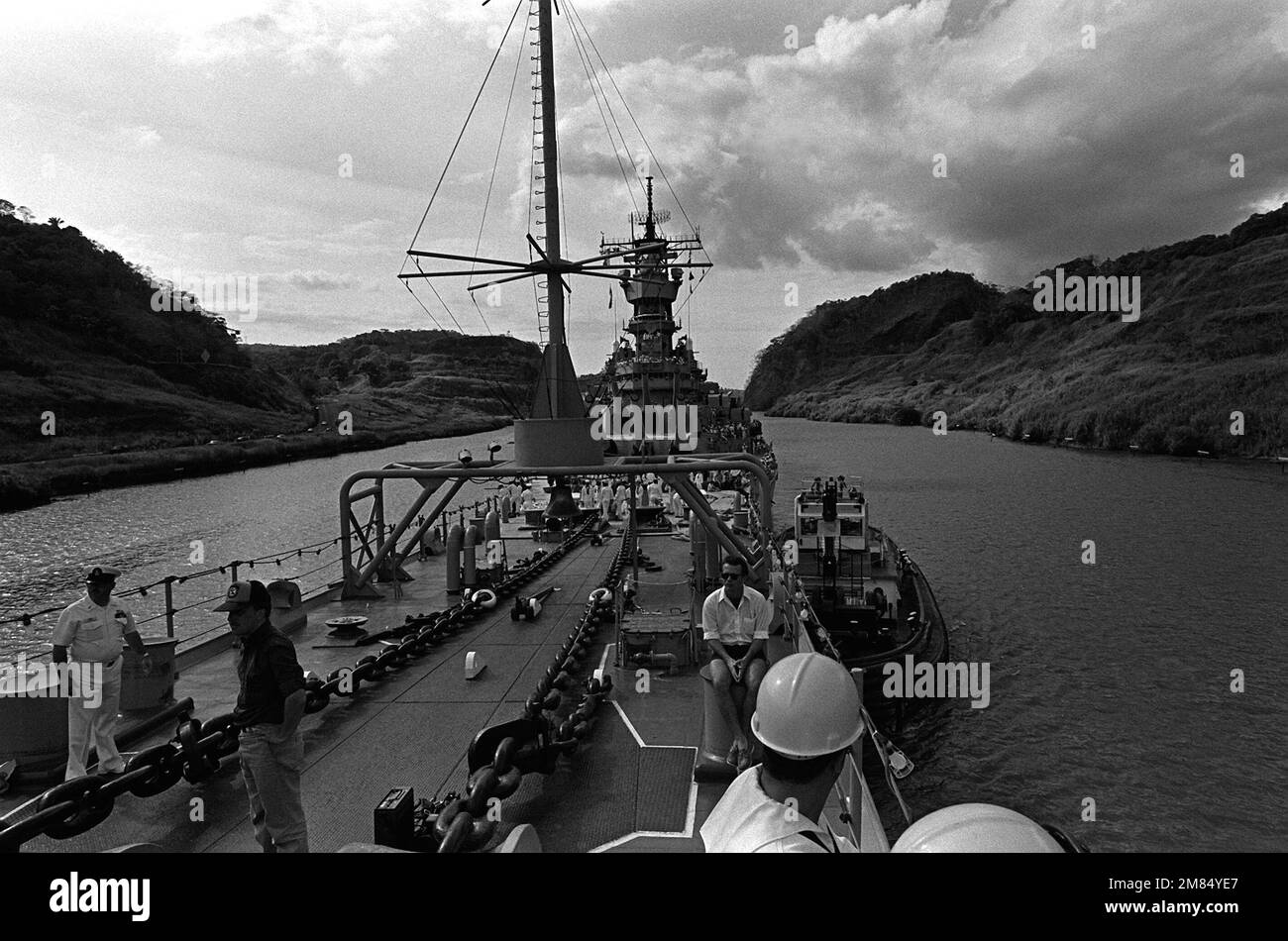 Das Schlachtschiff USS IOWA (BB-61) führt durch den Kanal. Die IOWA führt Präsenzoperationen durch, um das Interesse der USA an der Region zu wecken. Land: Panama (PAN) Stockfoto