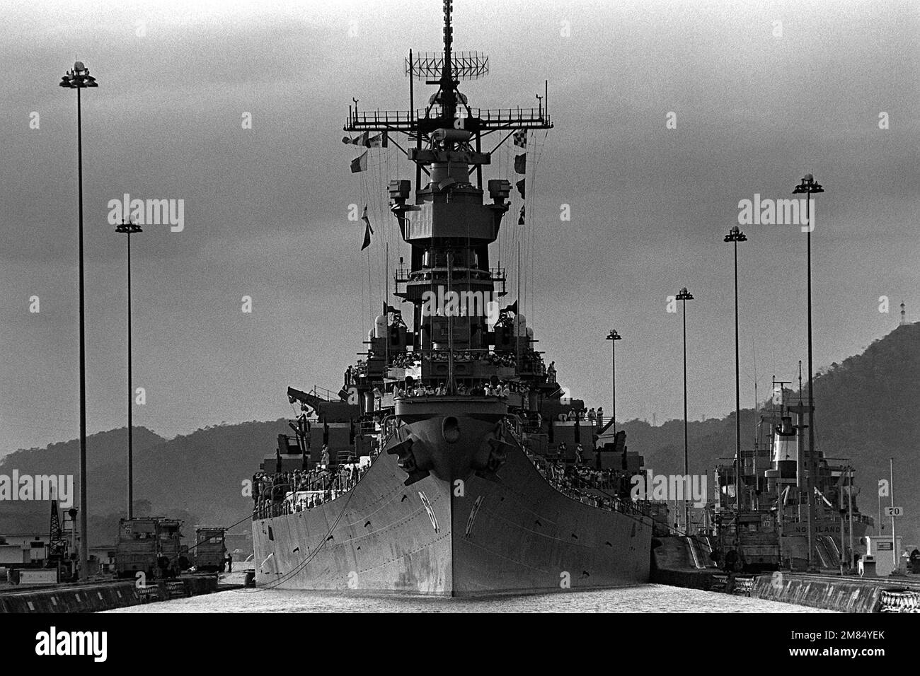 Ein Bugblick auf das Schlachtschiff USS IOWA (BB-61), das durch die Pedro Miguel Schleusen des Kanals führt. Die IOWA führt Präsenzoperationen durch, um das Interesse der USA an der Region zu wecken. Land: Panama (PAN) Stockfoto