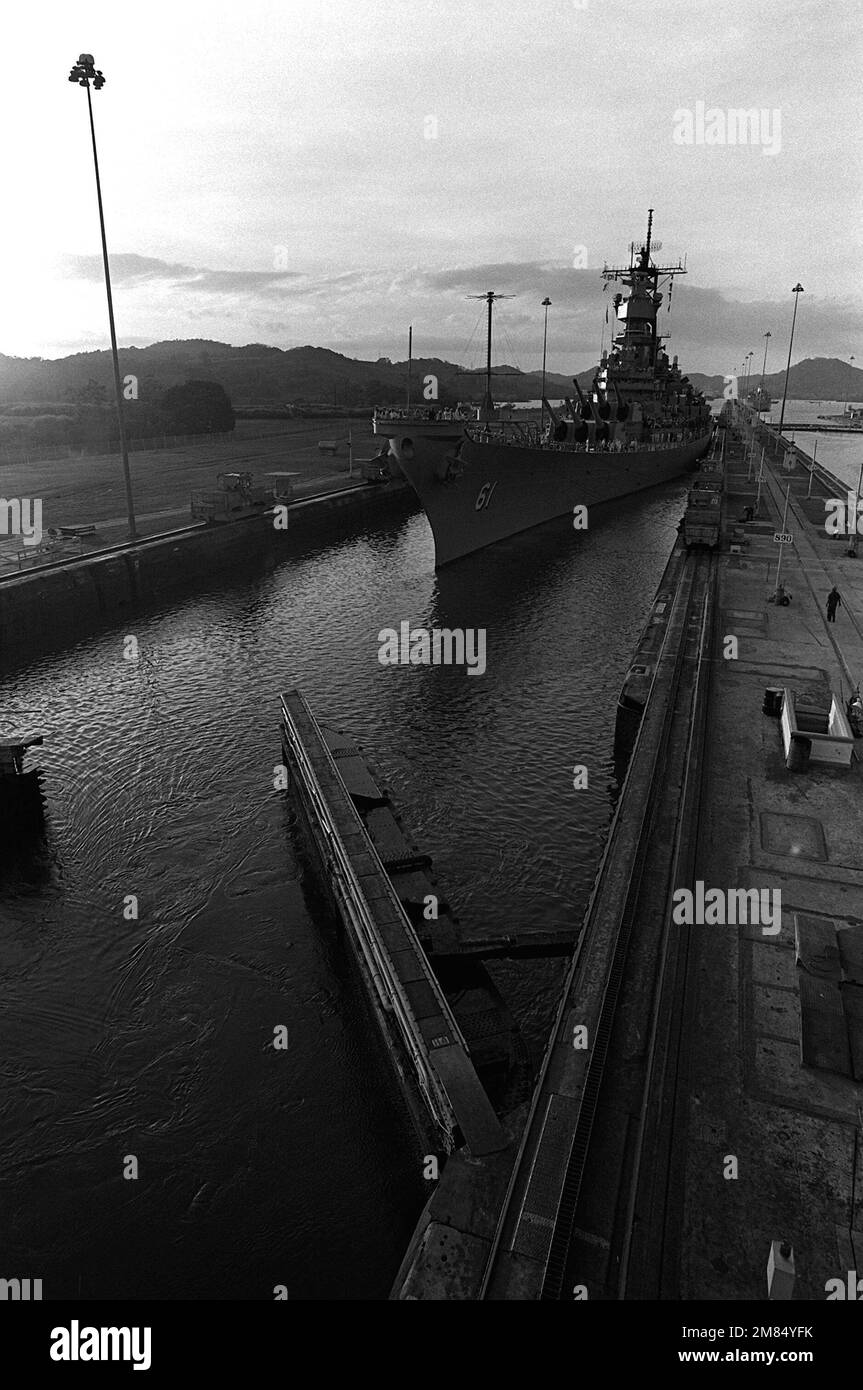 Ein Hafenbogenblick auf das Schlachtschiff USS IOWA (BB-61), das durch die Pedro-Miguel-Schleusen des Kanals führt. Die IOWA führt Präsenzoperationen durch, um das Interesse der USA an der Region zu wecken. Land: Panama (PAN) Stockfoto