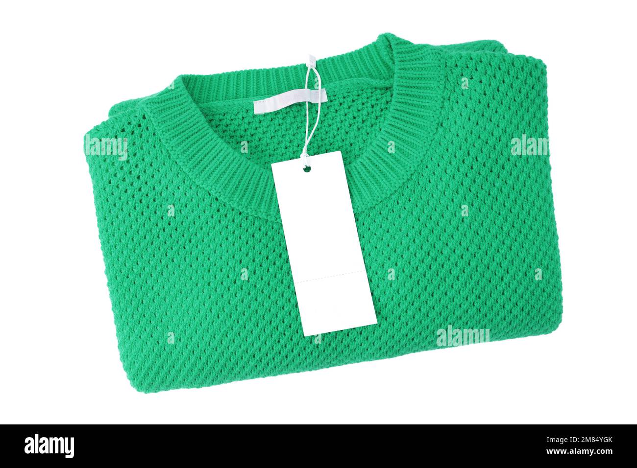Weiße leere rechteckige Kleidung Tag, Label Mockup Vorlage auf grün gestrickt Pullover isoliert auf weißem Hintergrund . Preisschild mit Platz für Kopie Stockfoto
