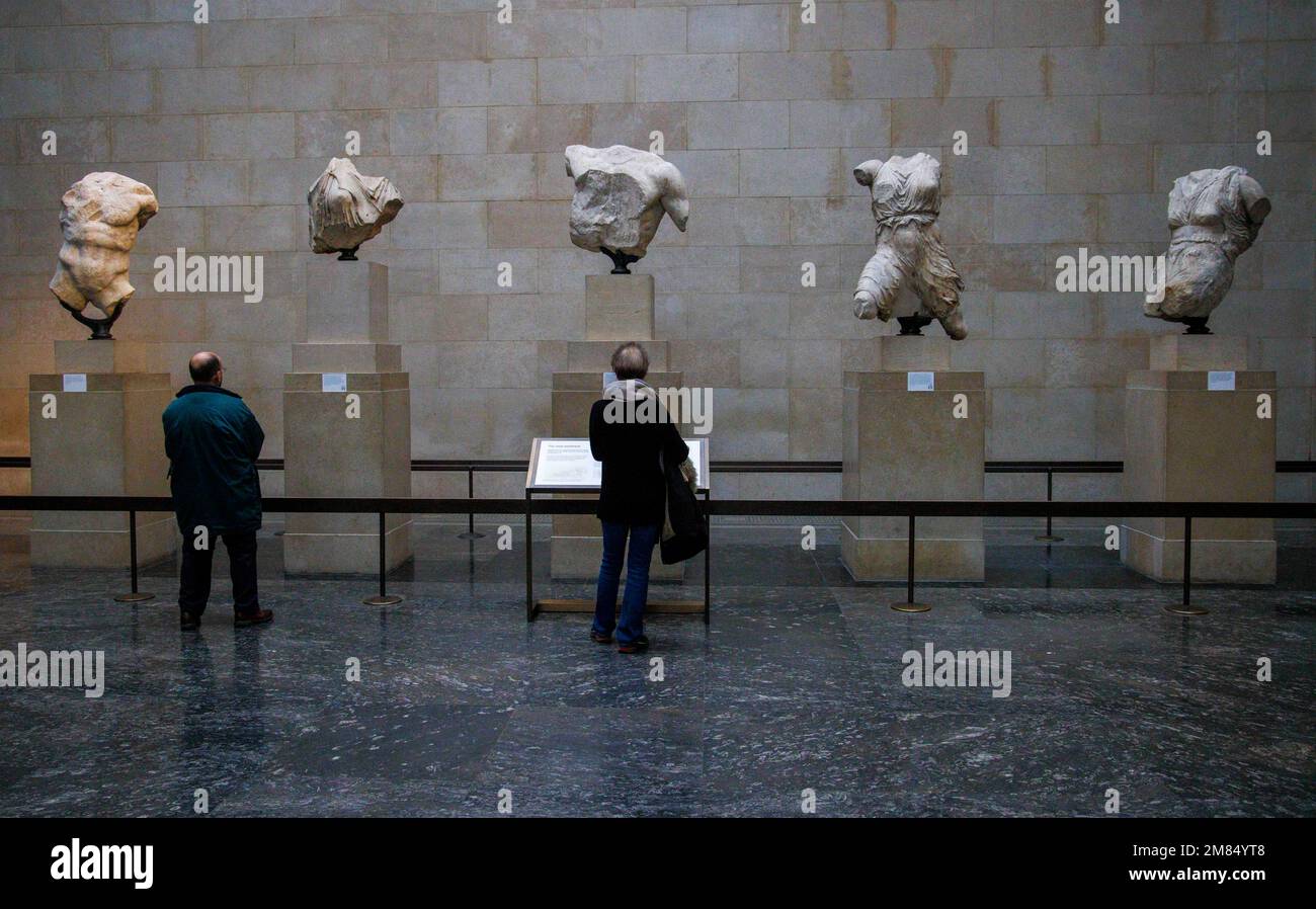 London, Großbritannien 12. Januar 2023 Besucher, die Ausstellungen aus dem Parthenon in den Parthenon Galleries im British Museum besuchen. George Osborne, ehemaliger britischer Kanzler und heute Kuratorium im British Museum, soll die Rückführung der 2.500 Jahre alten Parthenon-Murmeln nach Athen ausgehandelt haben. Die Vereinbarung mit dem griechischen Ministerpräsidenten Kyriakos Mitsotakis ist noch nicht abgeschlossen. Aber man geht davon aus, dass die Skulpturen London eher früher als später verlassen werden, und es ist geplant, dass das British Museum im Gegenzug einige antike Artefakte erhalten wird. Anfang des 19. Jahrhunderts, die Stockfoto