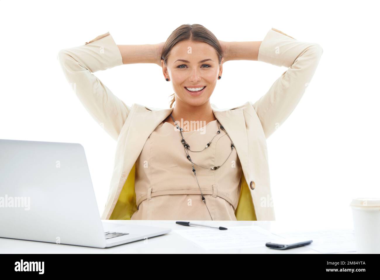 Der Job ist erledigt. Porträt einer hübschen jungen Geschäftsfrau, die sich mit den Händen hinter dem Kopf in ihren Stuhl lehnt. Stockfoto