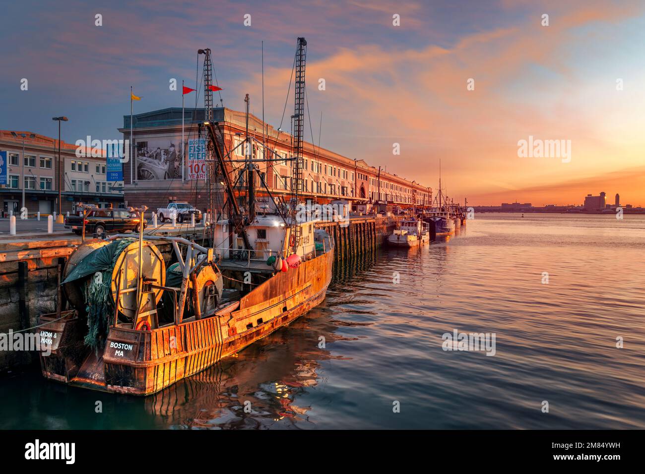 Der Boston Fish Pier im Inner Harbour ist der Ausgangspunkt für die Fischereiindustrie in Boston, Massachusetts, und befindet sich auf der Northern Ave Stockfoto