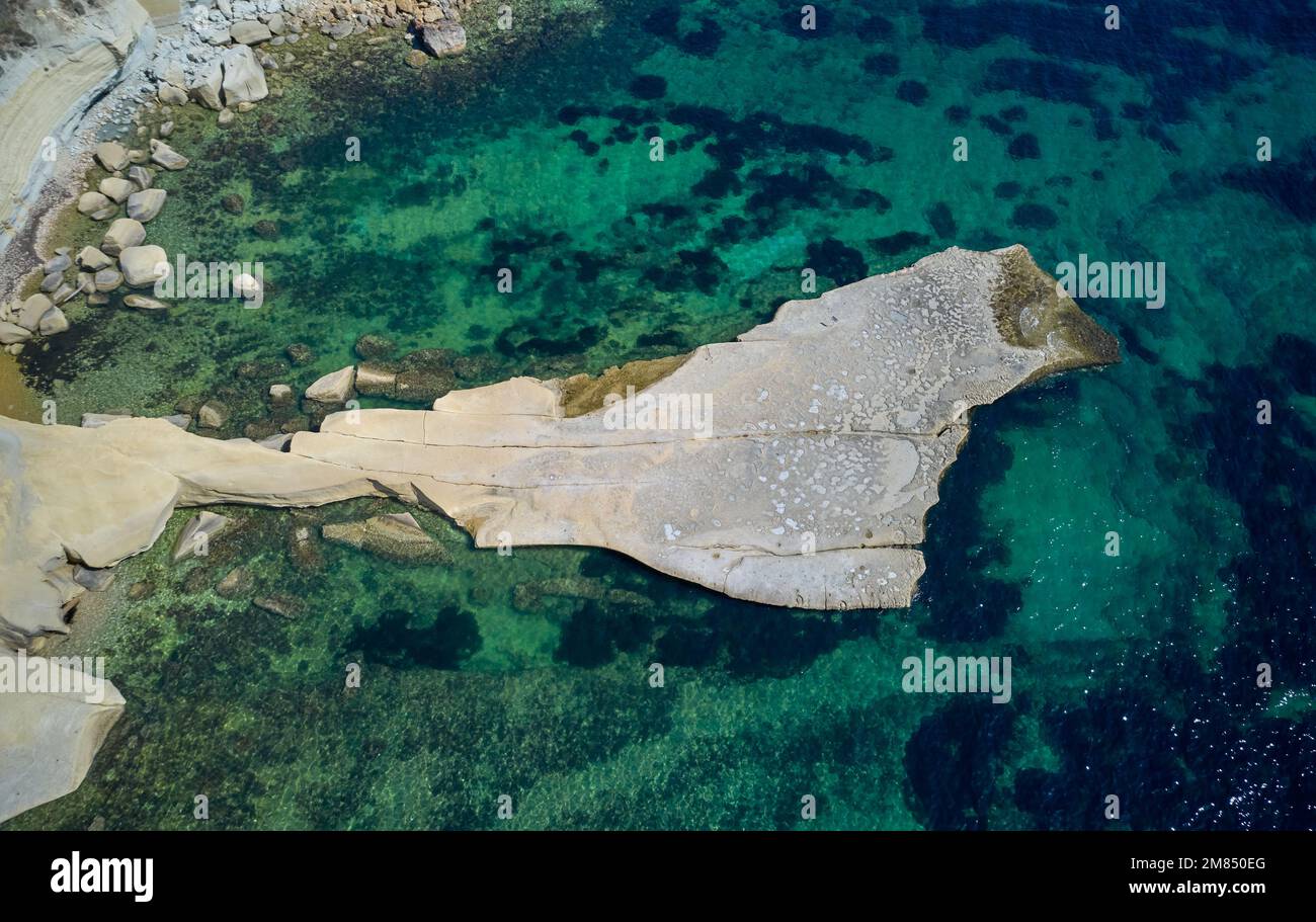 Ein Luftbild der weißen Kalksteinklippen von Munxar im klaren Wasser Maltas Stockfoto