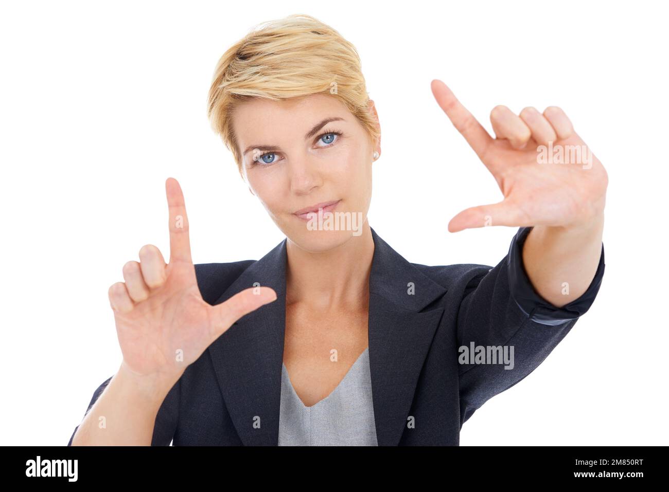 Ihr Geschäft zu messen. Porträt einer jungen Geschäftsfrau, die Sie mit ihren Händen einrahmt. Stockfoto