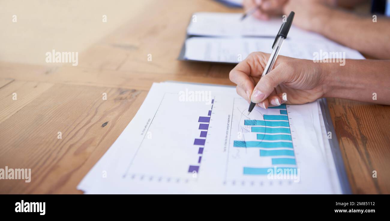 Es war ein auf und ab Jahr. Nahaufnahme von Geschäftsleuten, die sich Finanzprognosen ansehen. Stockfoto