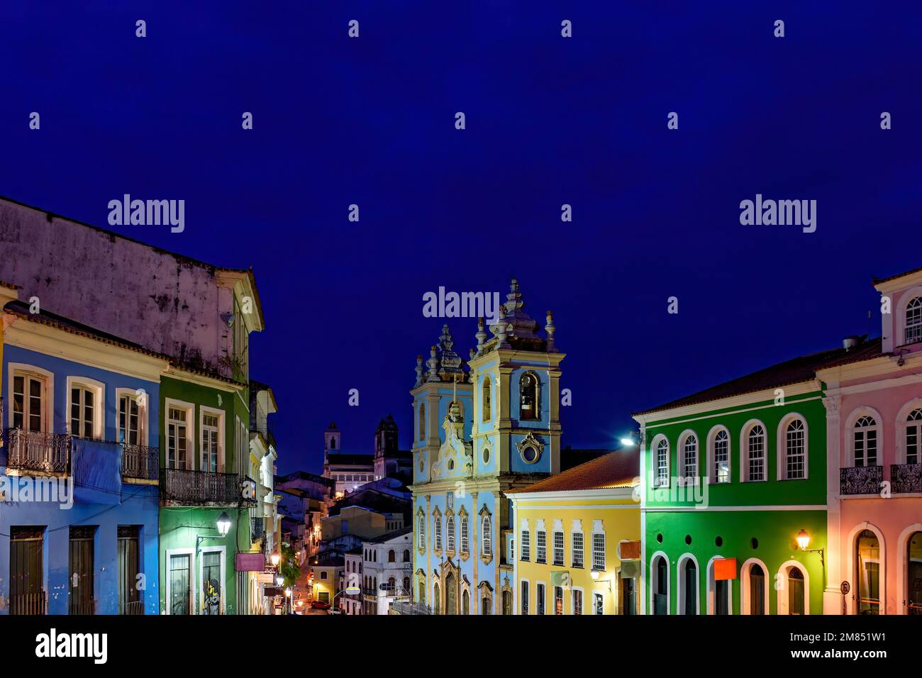 Nachtsicht auf die Häuser und die Kirche des berühmten historischen Viertels Pelourinho in Salvador Bahia Stockfoto