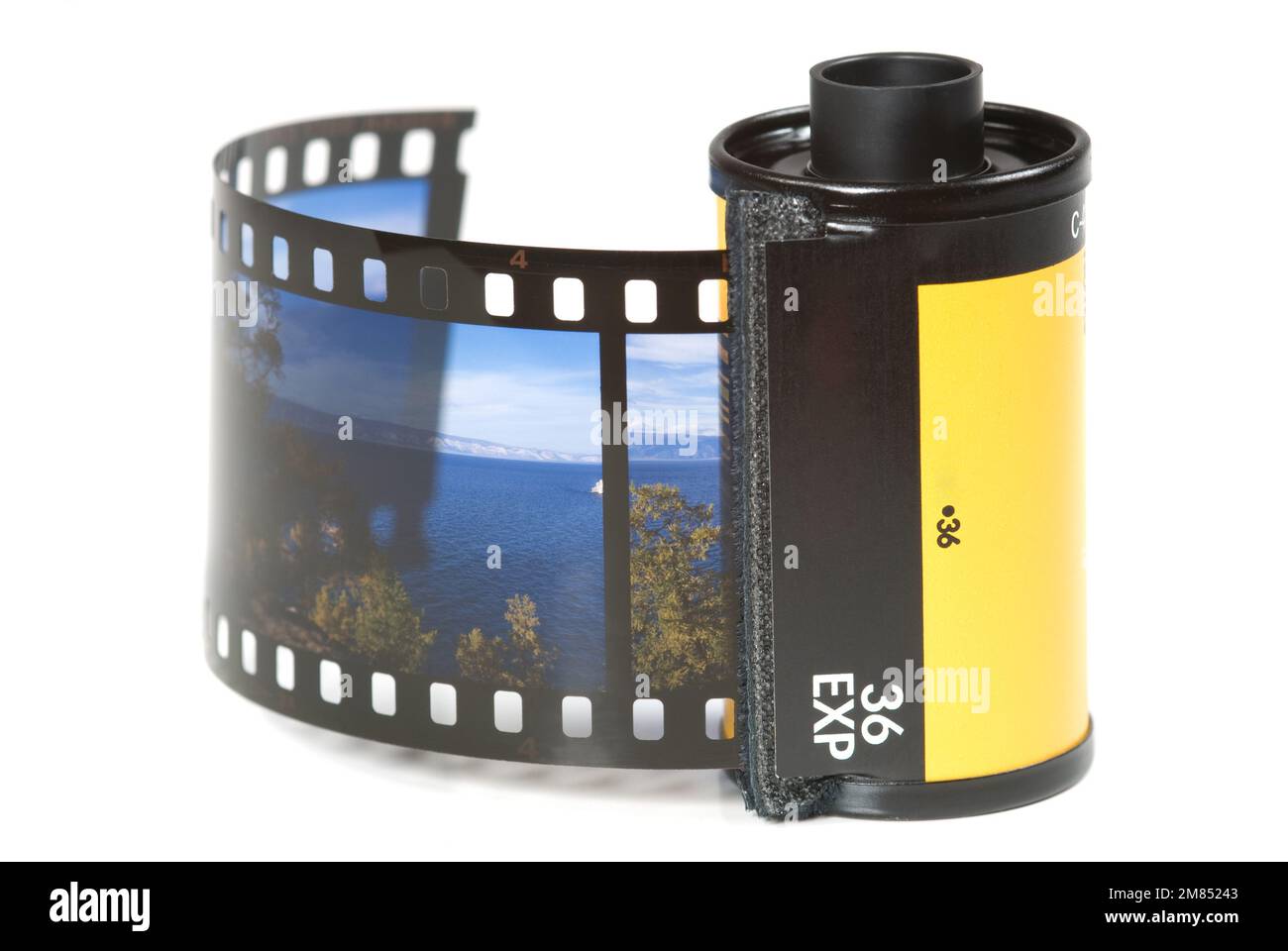 Kassette mit 35-mm-Fotofilm isoliert auf weißem Hintergrund Stockfoto