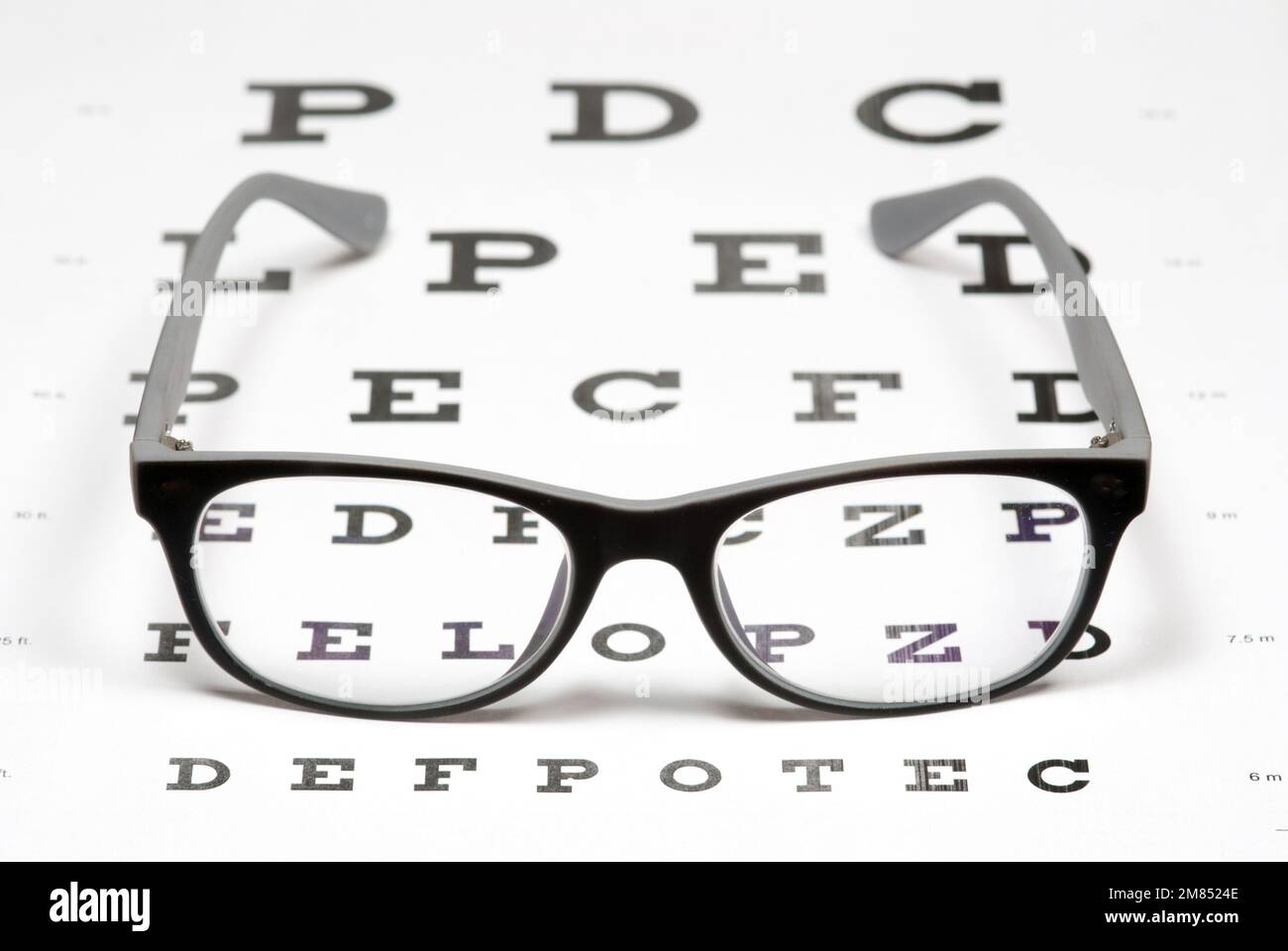 Eine Brille auf der Augenkarte Stockfoto