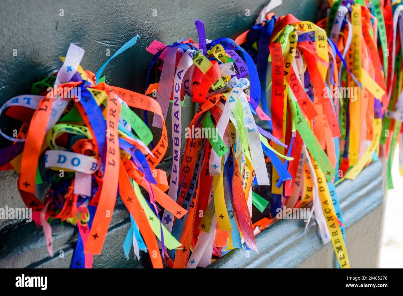 Tür mit berühmten und bunten Bändern unseres lord do Bonfim, der angeblich Glück bringt und traditionell in der Stadt Salvador in Bahia ist. Stockfoto