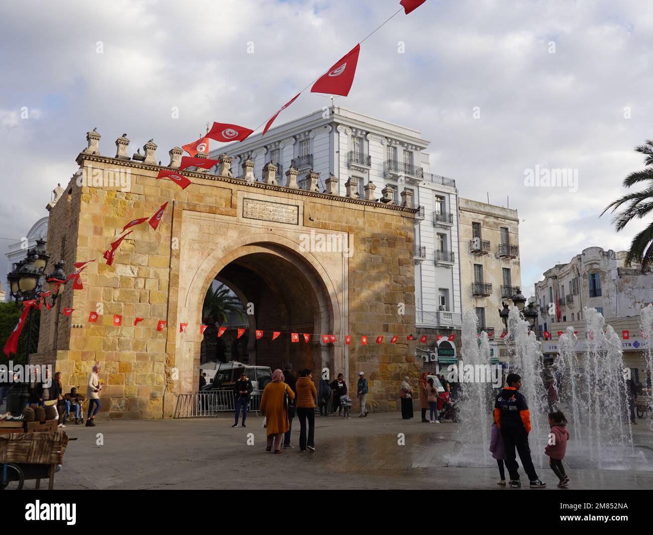 Tunis, Tunesien. 5. Januar 2023. Die Menschen genießen ihre Zeit in der Medina von Tunis, Tunesien, am 5. Januar 2023. Chinas Bestreben, das COVID-19-Management ab Januar 8 von Klasse A auf Klasse B herunterzustufen, hat Regierungsbeamte und Akteure der Tourismusbranche im Nahen Osten begeistert, die sich darauf vorbereiten, chinesische Touristen, die aufgrund der Pandemie drei Jahre lang abwesend waren, wieder aufzunehmen. Kredit: Xu Supei/Xinhua/Alamy Live News Stockfoto