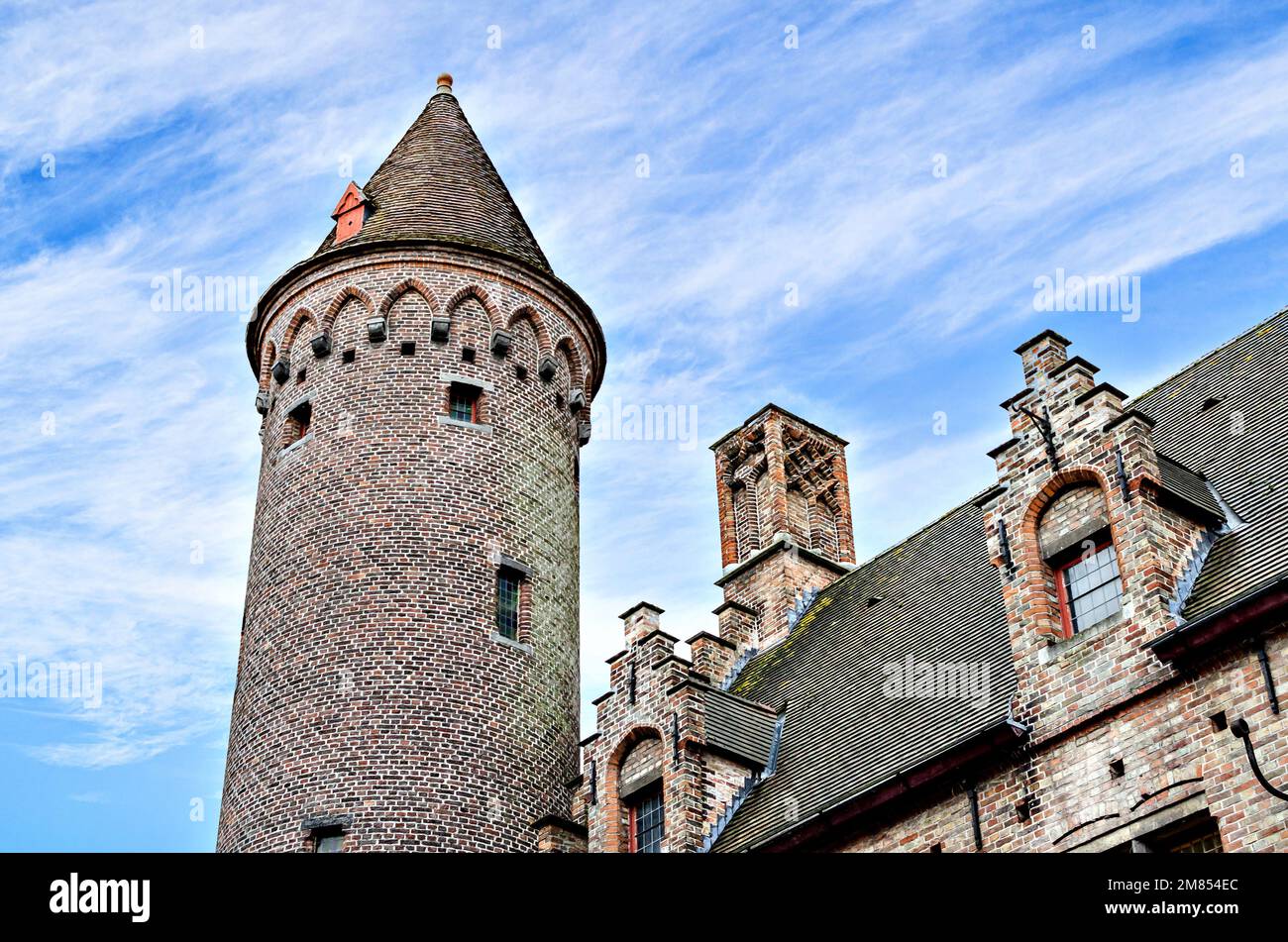 Brügge, Belgien; Blick auf die mittelalterlichen Gebäude, die von den Kanälen der Stadt durchquert werden. Historisches Zentrum Weltkulturerbe Stockfoto