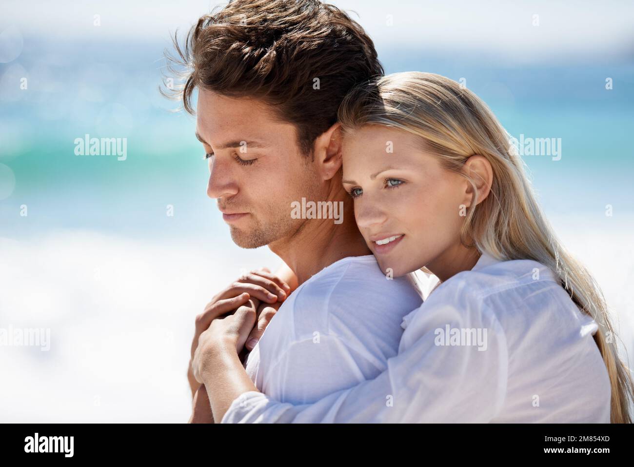 Genießen Sie einen romantischen Kurzurlaub. Ein junges Paar, das einen intimen Moment am Strand hat. Stockfoto