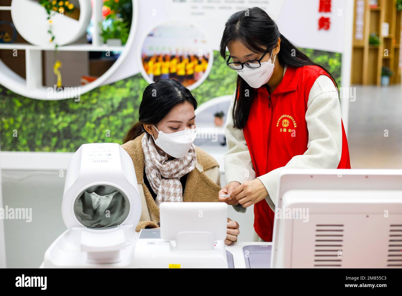 FUZHOU, CHINA - 12. JANUAR 2023 - Mitarbeiter erleben High-Tech medizinische Screening-Geräte an einer gemeinsamen Basis für soziale Organisationen in der Arbeit Stockfoto