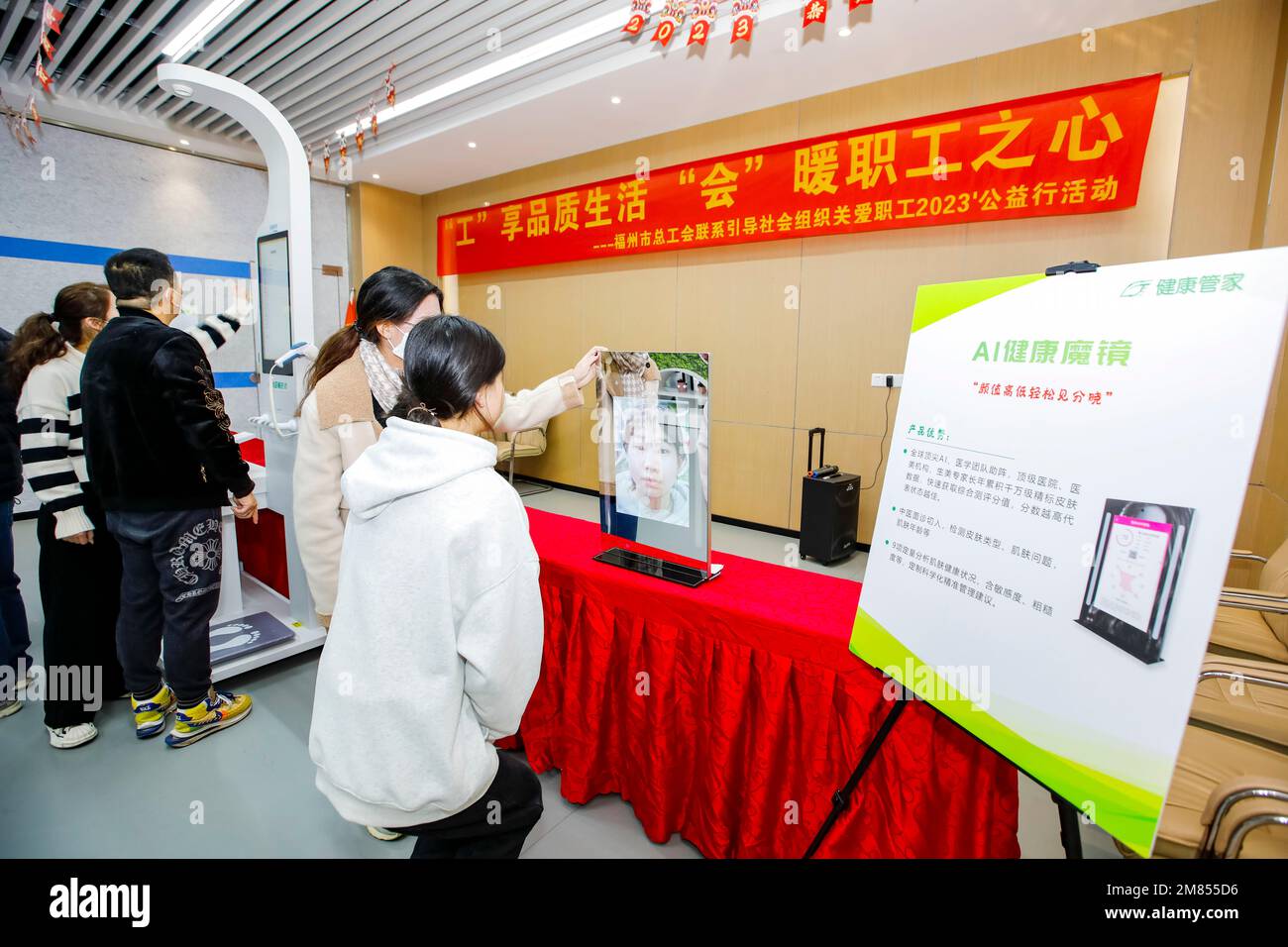 FUZHOU, CHINA - 12. JANUAR 2023 - Mitarbeiter erleben High-Tech medizinische Screening-Geräte an einer gemeinsamen Basis für soziale Organisationen in der Arbeit Stockfoto