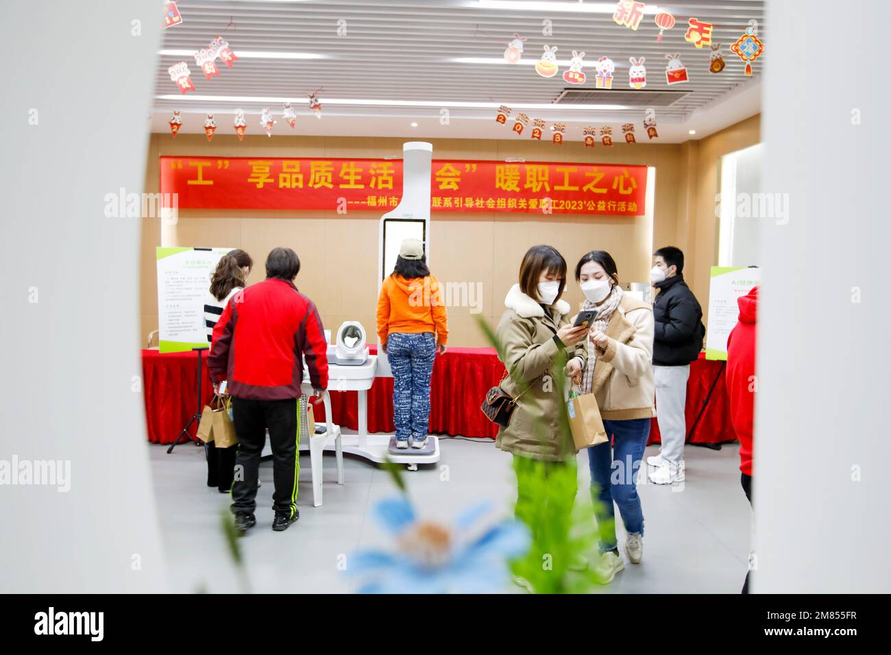 FUZHOU, CHINA - 12. JANUAR 2023 - Mitarbeiter erleben High-Tech medizinische Screening-Geräte an einer gemeinsamen Basis für soziale Organisationen in der Arbeit Stockfoto