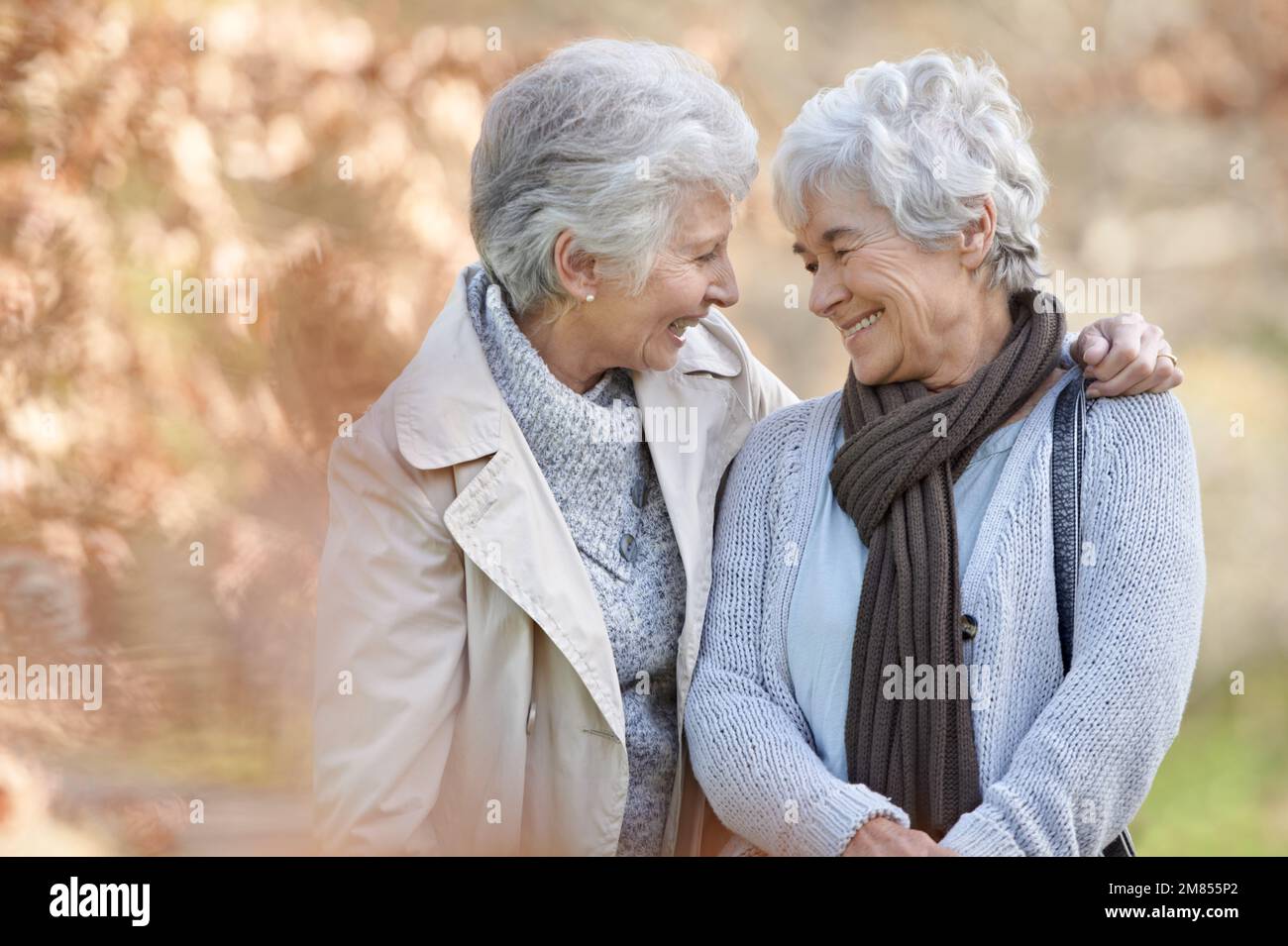 Ich bin immer für dich da. Zwei ältere Frauen, die sich aneinander binden. Stockfoto