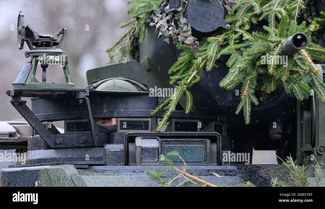 Marienberg, Deutschland. 12. Januar 2023. Ein gepanzerter Infanterie-Mann schaut aus einem Marder-Infanterie-Kampffahrzeug während des Besuchs des deutschen Verteidigungsministers beim 371. Panzerinfanterie-Bataillon in der Baracke Erzgebirge. Neben einem Vortrag über die Fähigkeiten der gepanzerten Infanteristen mit ihren Marder-Infanterie-Kampffahrzeugen besteht das Hauptziel des Ministers darin, Gespräche mit den Soldaten zu führen, die für die Schnelle Eingreiftruppe der NATO (VJTF) entsandt wurden. Kredit: Robert Michael/dpa/Alamy Live News Stockfoto