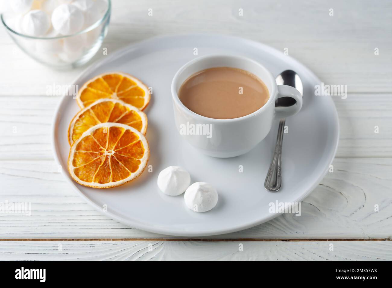 Kaffee mit Sahne, flauschigem Proteinkuchen und getrockneten Orangen Stockfoto