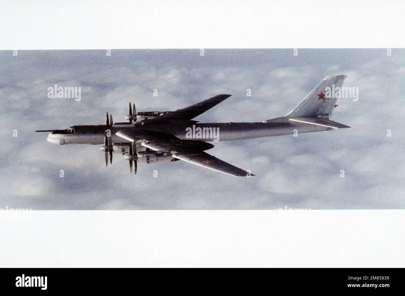 Eine Luft-Luft-Ansicht von links eines sowjetischen Bär H-Bomberflugzeugs. Land: Unbekannt Stockfoto