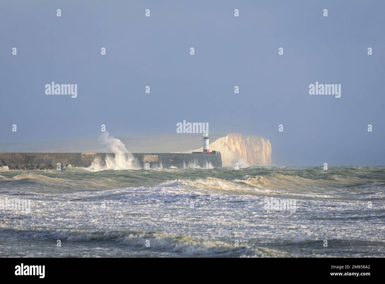 Starke Winde und brechende Wellen am Leuchtturm Newhaven an der Ostküste von Sussex im Südosten Englands Stockfoto