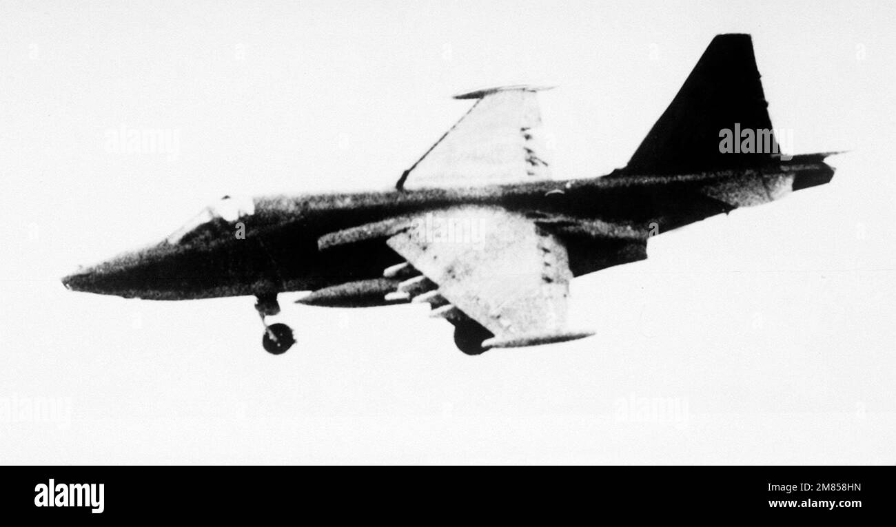 Eine linke Seitenansicht eines sowjetischen Su-25 Frogfoot-Bodenkippers im Flug. Land: Unbekannt Stockfoto