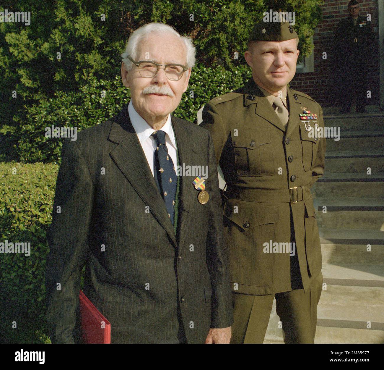 Albert Reidinger, ein Veteran des Ersten Weltkriegs, hat soeben die Siegesmedaille bei einer Zeremonie an seinem 90. Geburtstag erhalten. Basis: Marinestützpunkt, Quantico Bundesstaat: Virginia (VA) Land: Vereinigte Staaten von Amerika (USA) Stockfoto