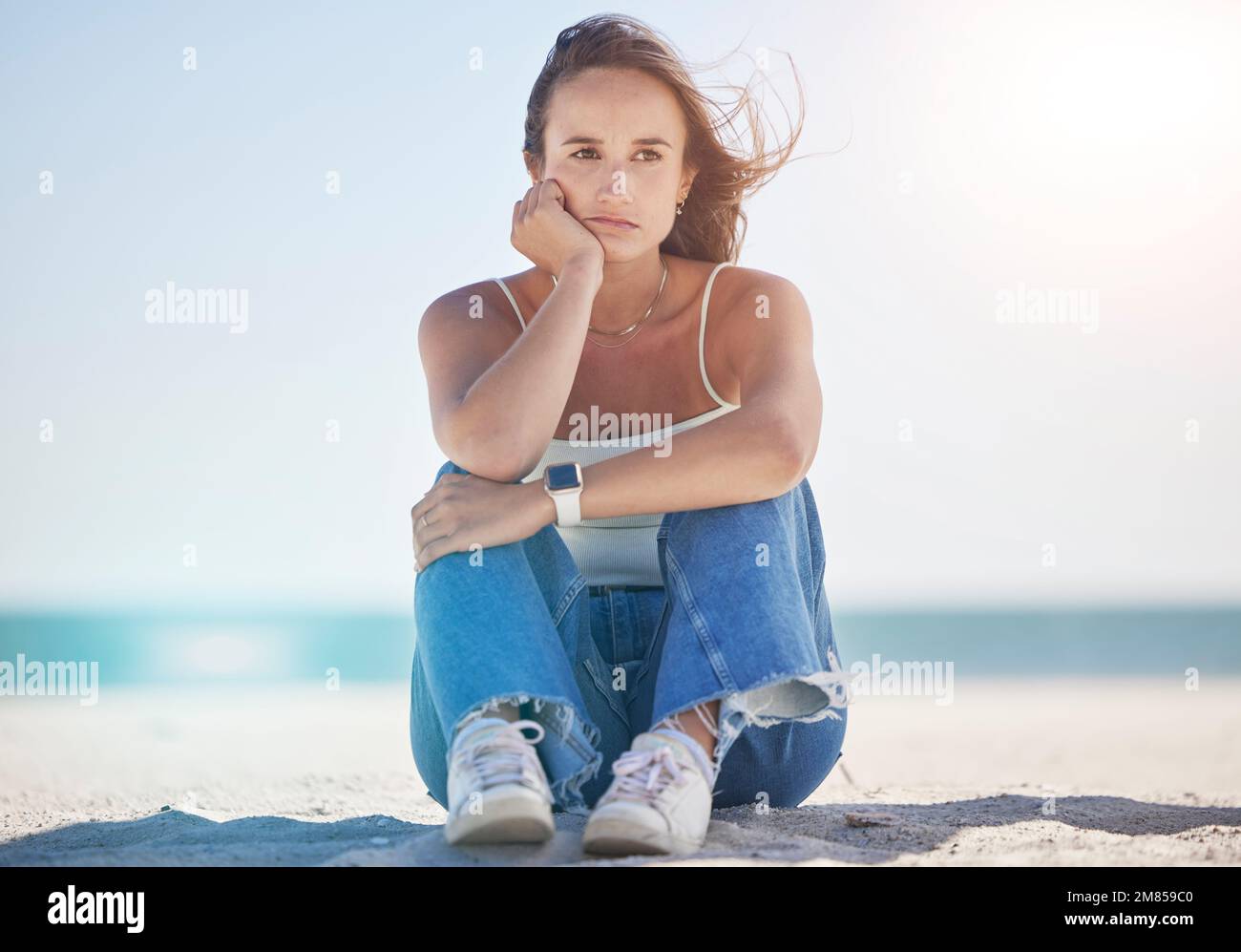 Traurig, nachdenklich und depressiv mit einer Frau am Strand, die