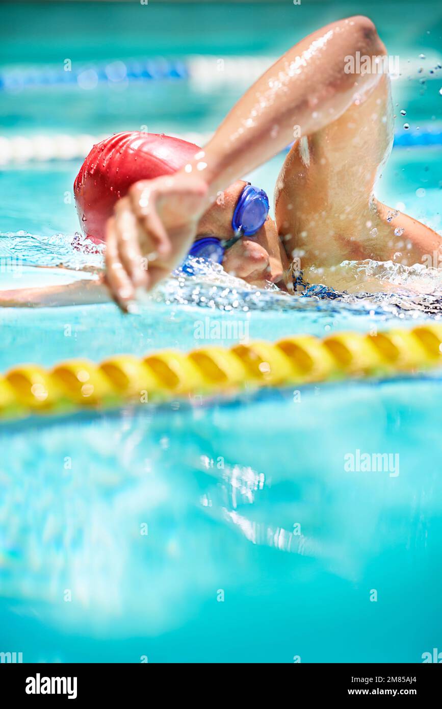 Arbeitet an ihrem Schlaganfall. Eine professionelle Schwimmerin im Freistil schwimmt auf ihrer Spur. Stockfoto